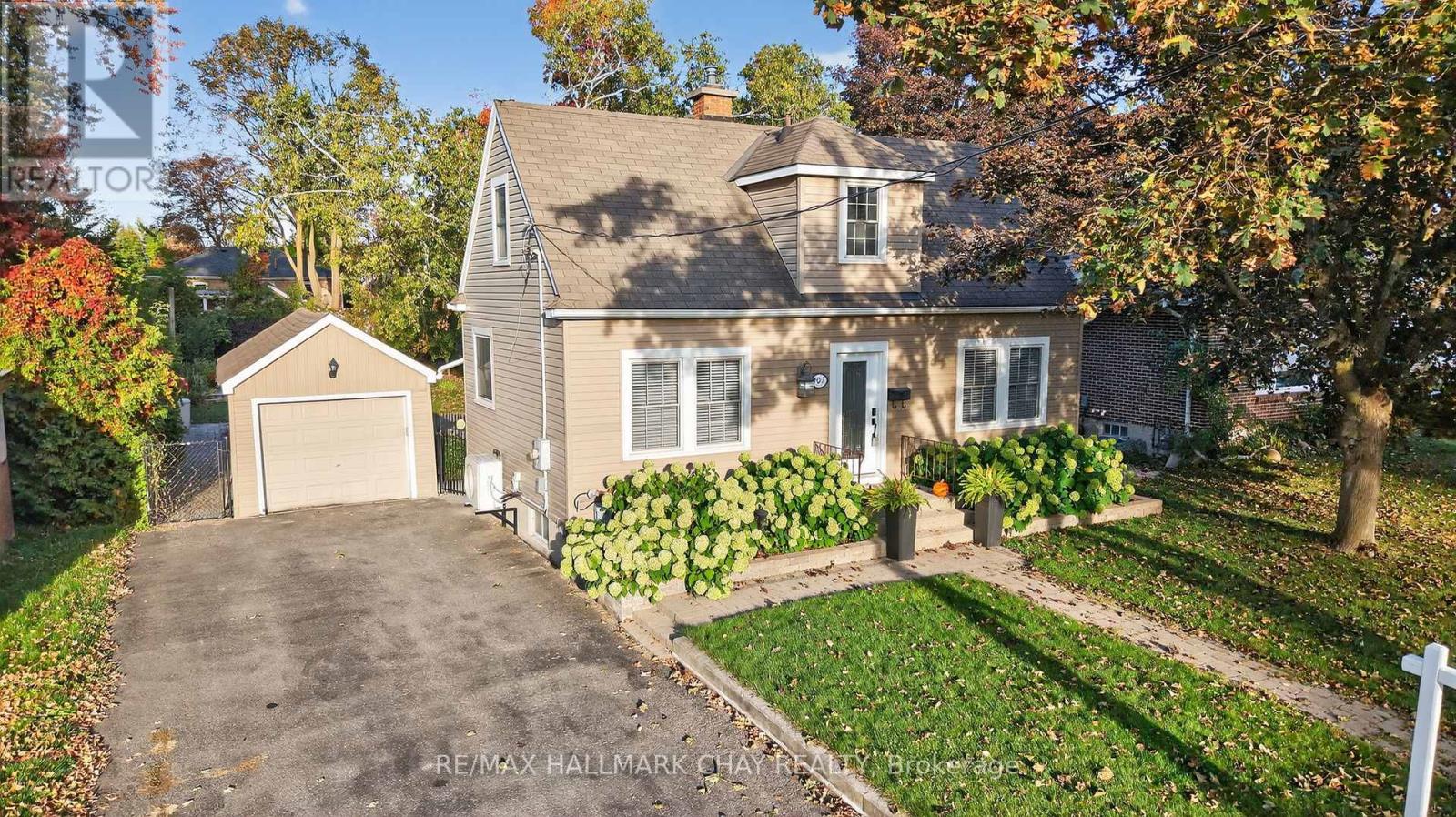 107 Peel Street, Barrie (Wellington), Ontario  L4M 3L5 - Photo 1 - S12442330