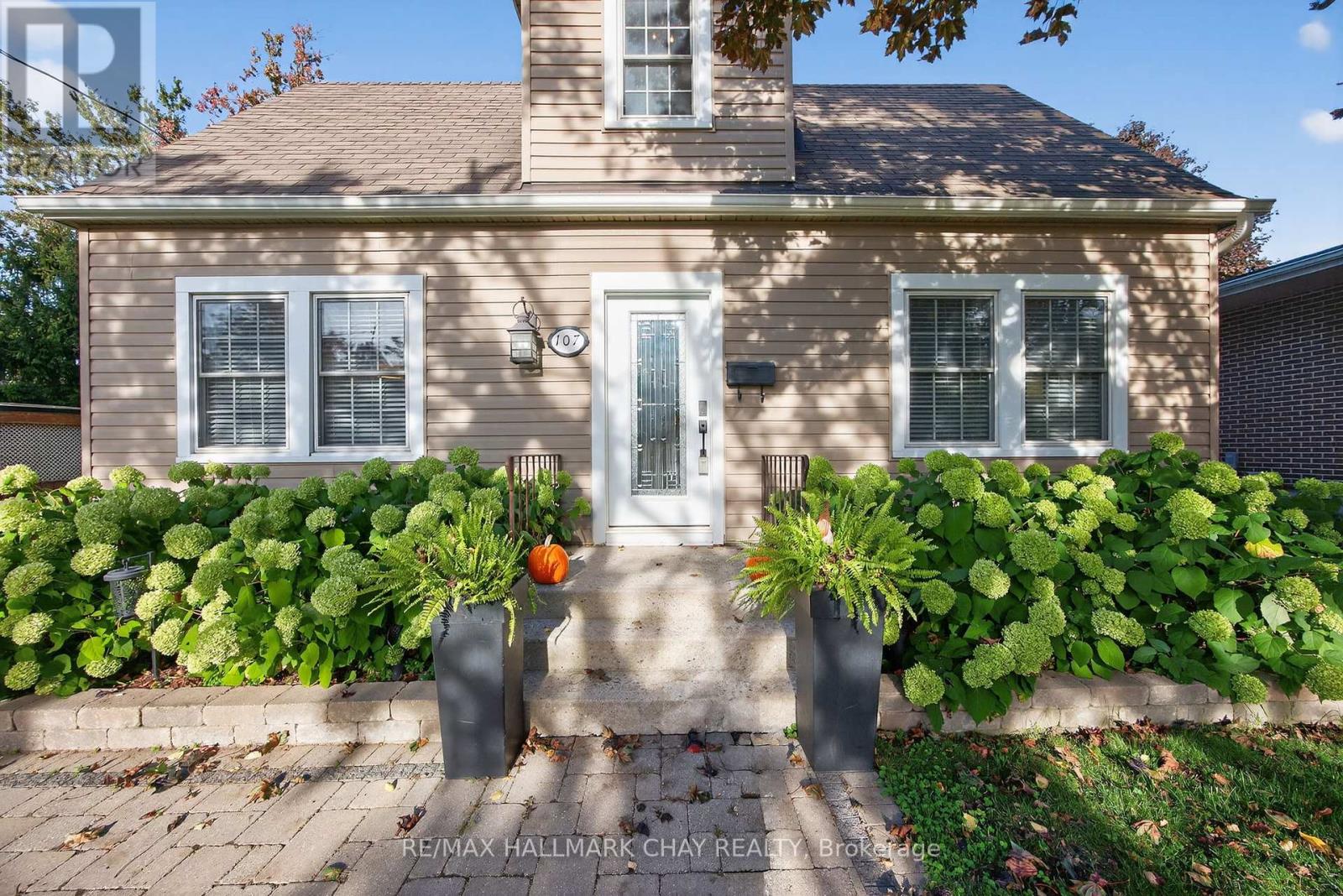 107 Peel Street, Barrie (Wellington), Ontario  L4M 3L5 - Photo 2 - S12442330