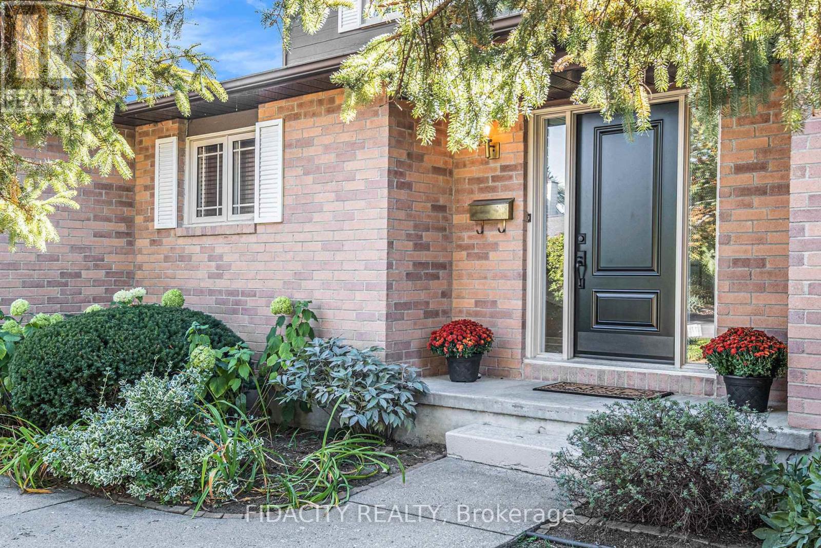 914 Long Meadow Way, Ottawa, Ontario  K2S 0R9 - Photo 4 - X12442401