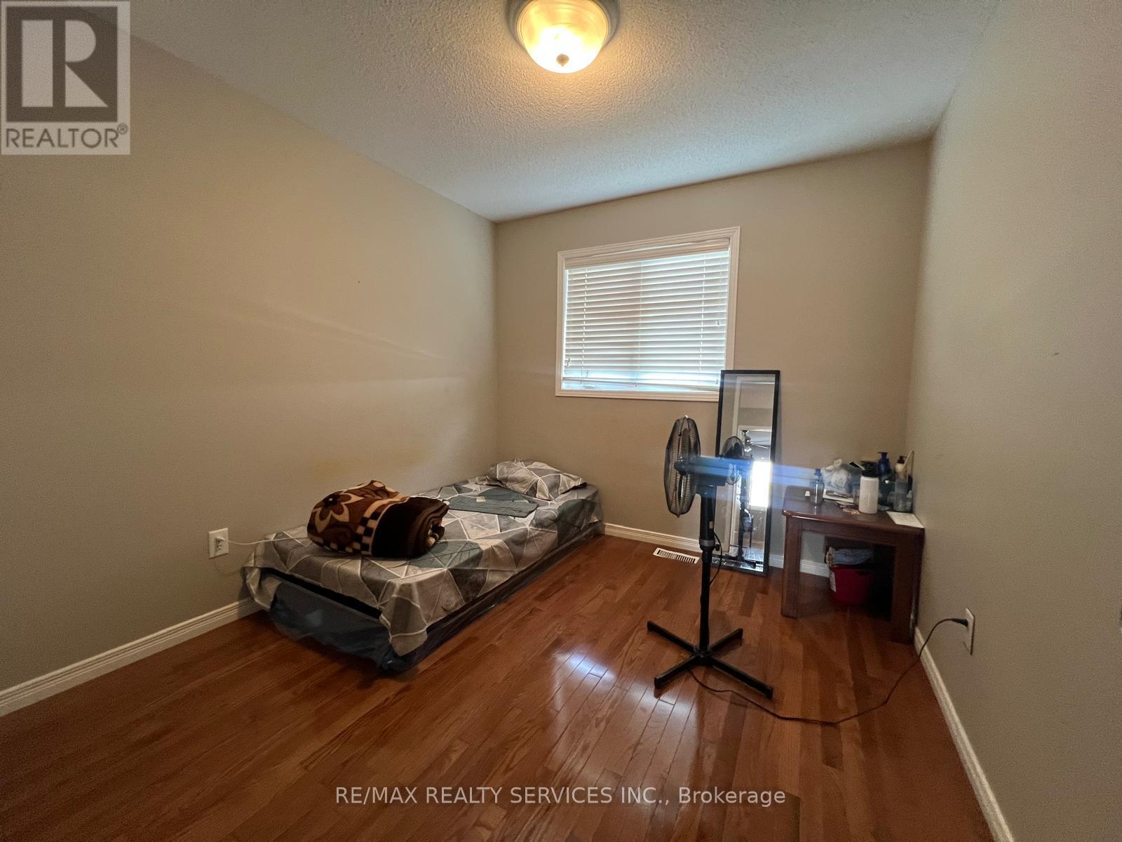 26 Mossgrove Crescent, Brampton, Ontario  L7A 3E6 - Photo 8 - W12442263