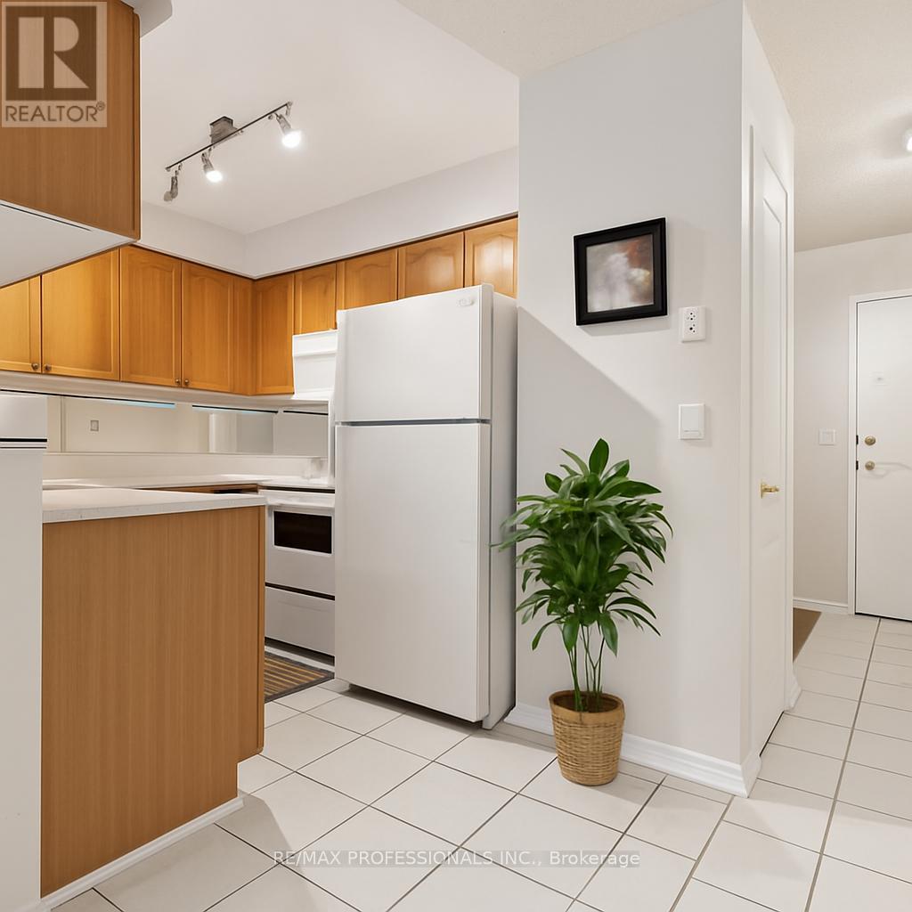 1140 Parkwest Place, Mississauga, Ontario  L5E 3K9 - Photo 10 - W12442272