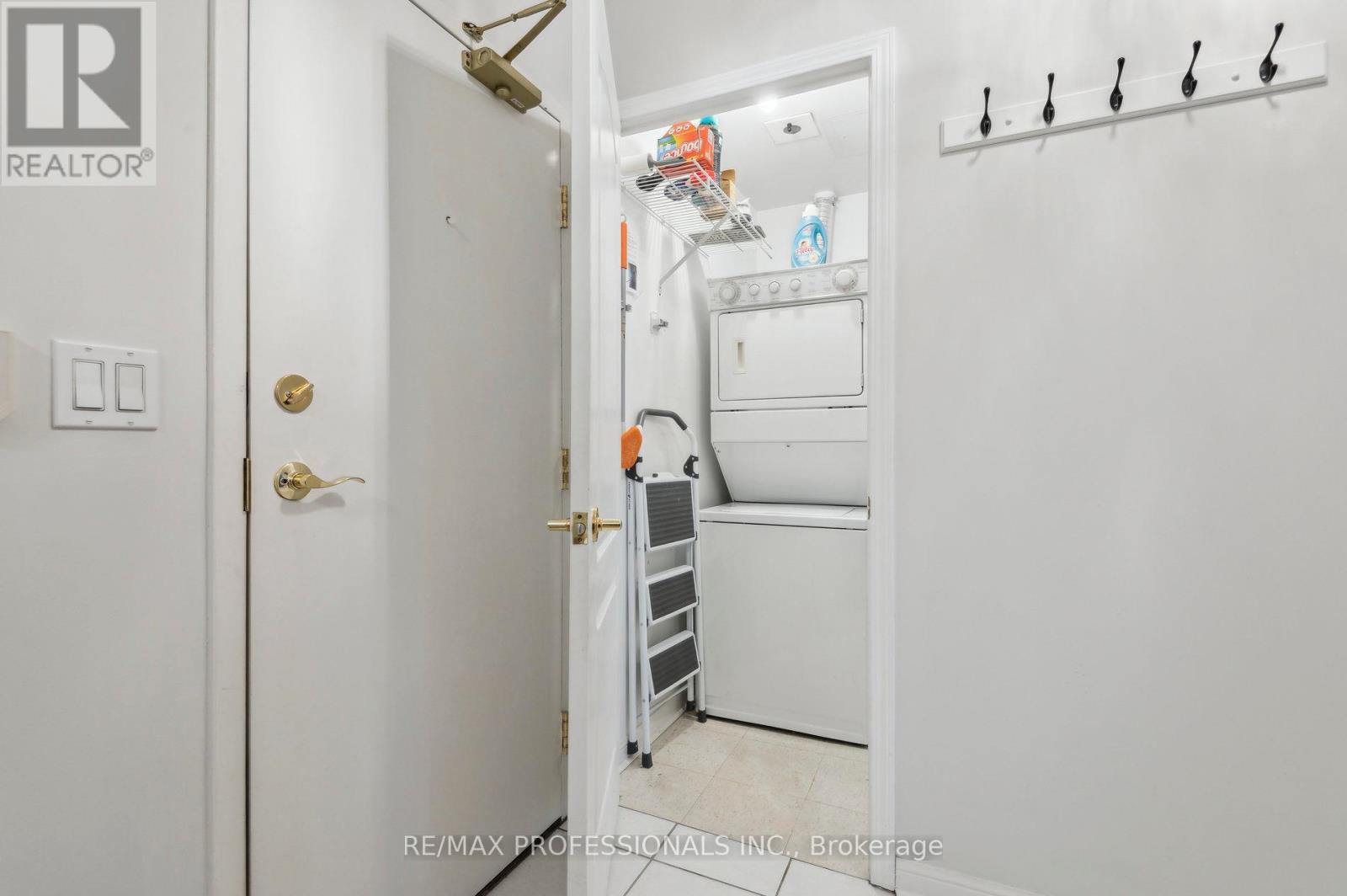1140 Parkwest Place, Mississauga, Ontario  L5E 3K9 - Photo 16 - W12442272