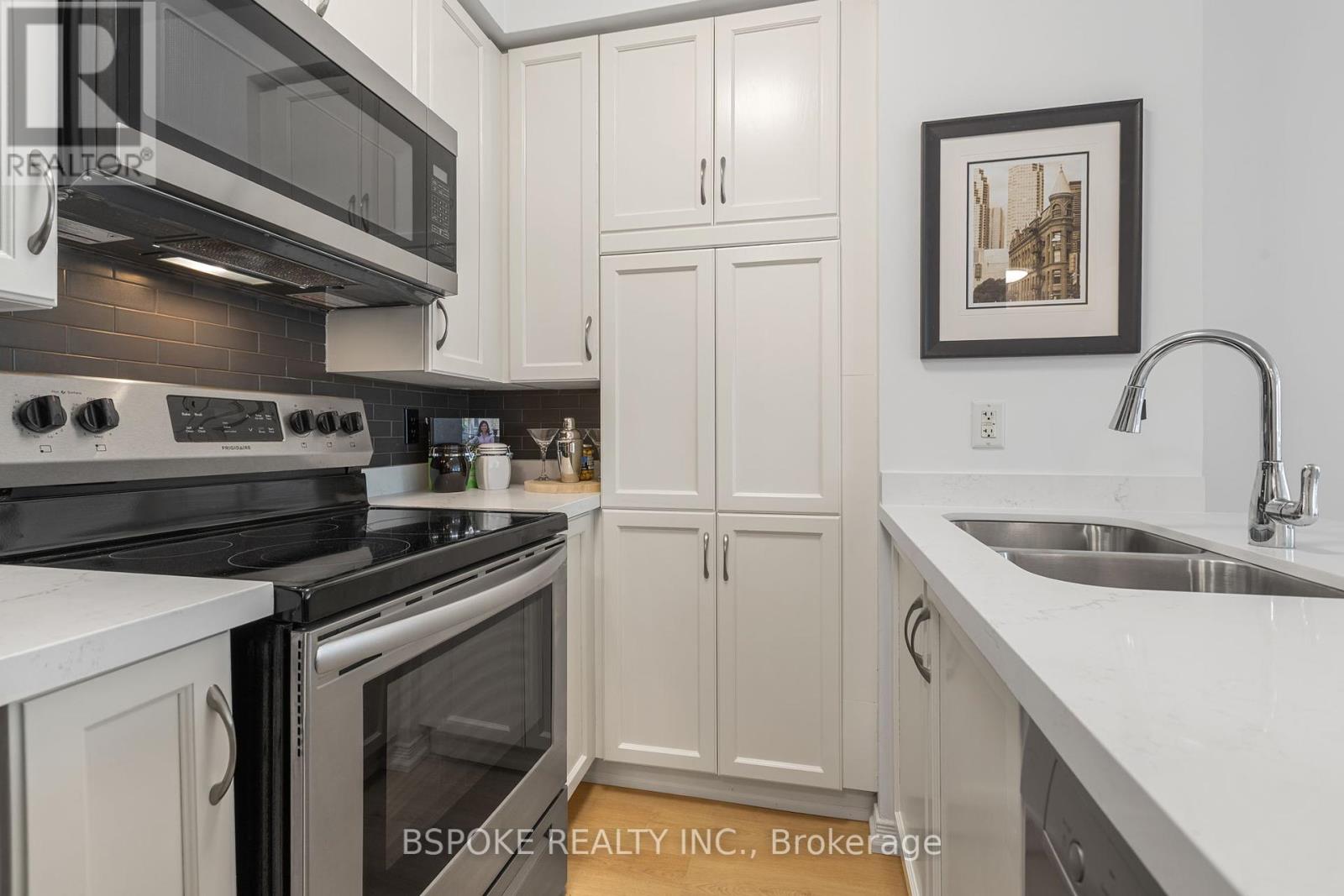 320 - 2495 Dundas Street W, Toronto (High Park North), Ontario  M6P 1X4 - Photo 5 - W12442316