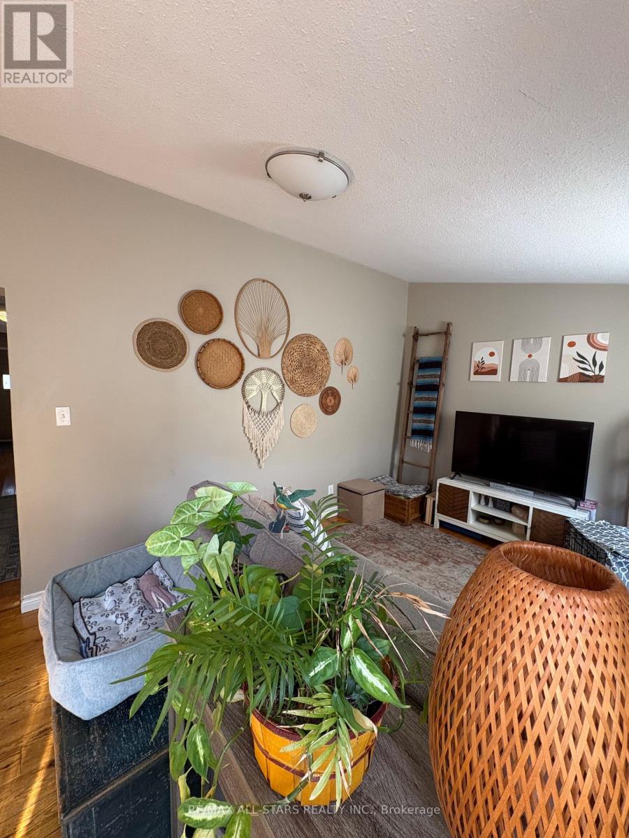 147 Lake Street, Peterborough, Ontario  K9J 2H2 - Photo 6 - X12442497