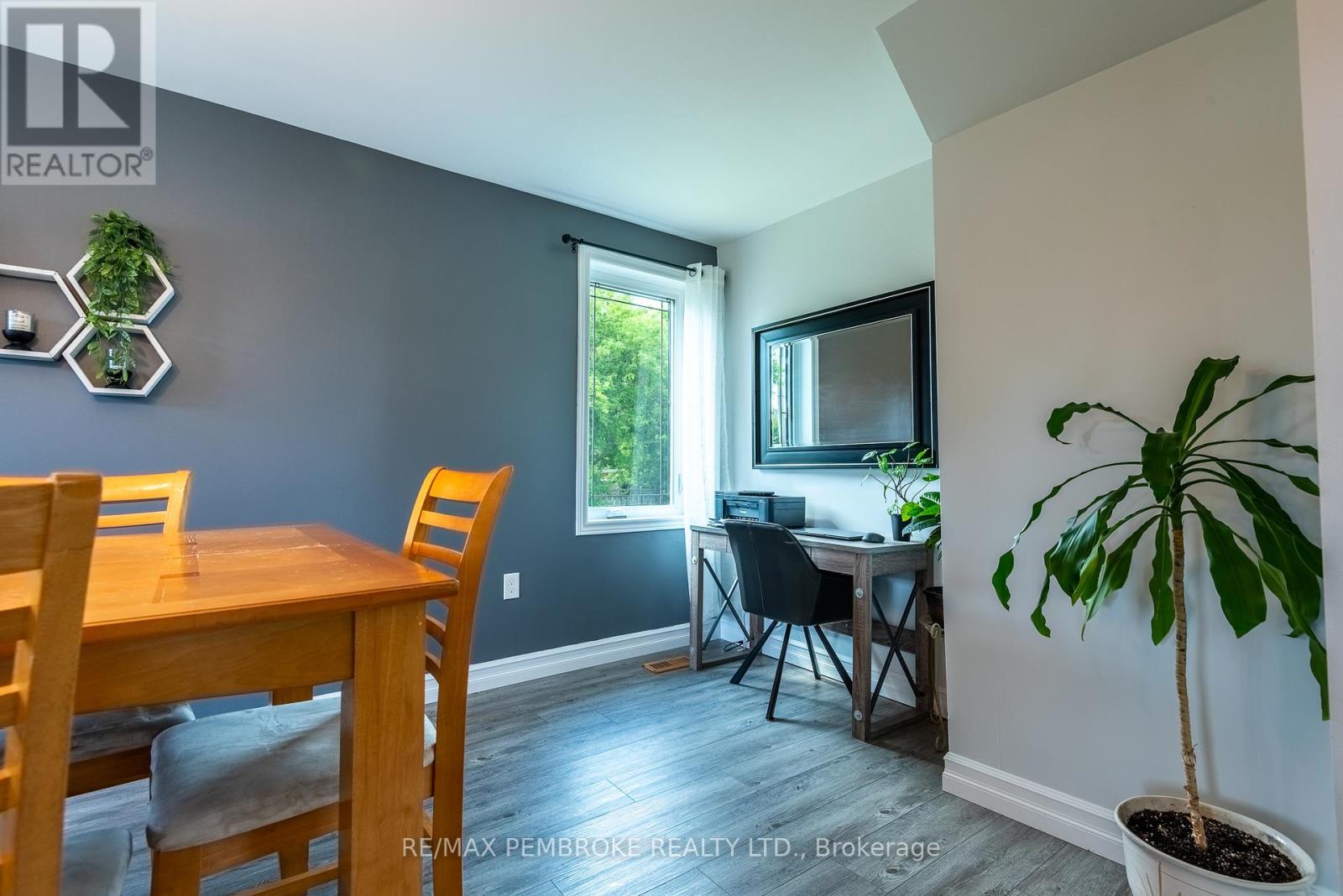 560 Boundary Road E, Laurentian Valley, Ontario  K8A 6M3 - Photo 14 - X12438752