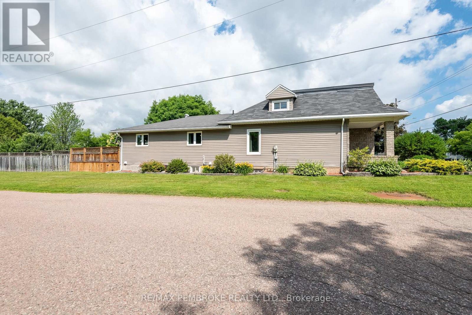560 Boundary Road E, Laurentian Valley, Ontario  K8A 6M3 - Photo 34 - X12438752