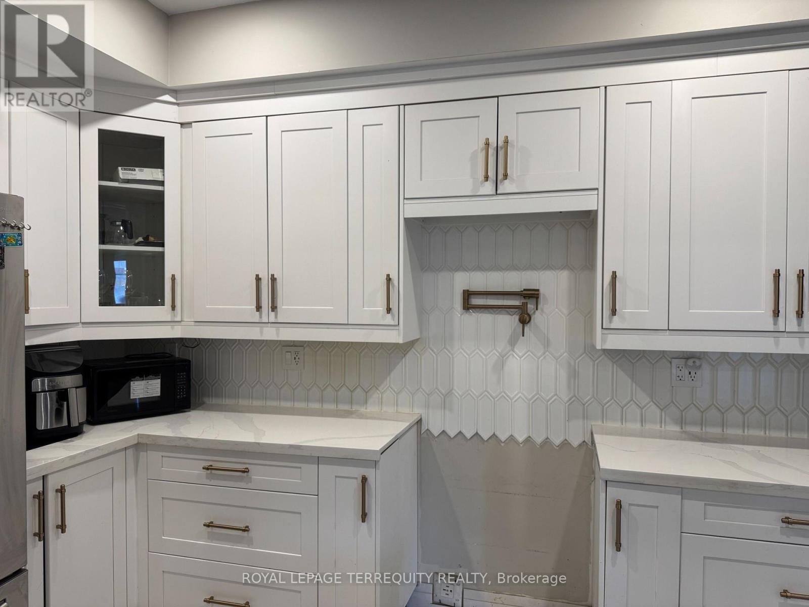 9 Palacebeach Trail, Hamilton (Stoney Creek), Ontario  L8E 0B9 - Photo 2 - X12442268