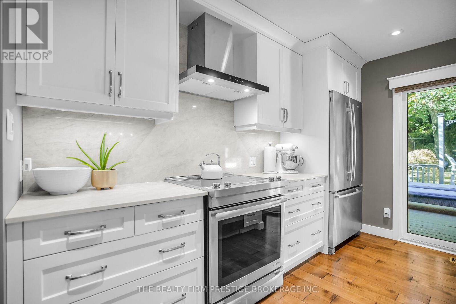 15 Rockford Crescent, London South, Ontario  N6K 3B5 - Photo 6 - X12438824