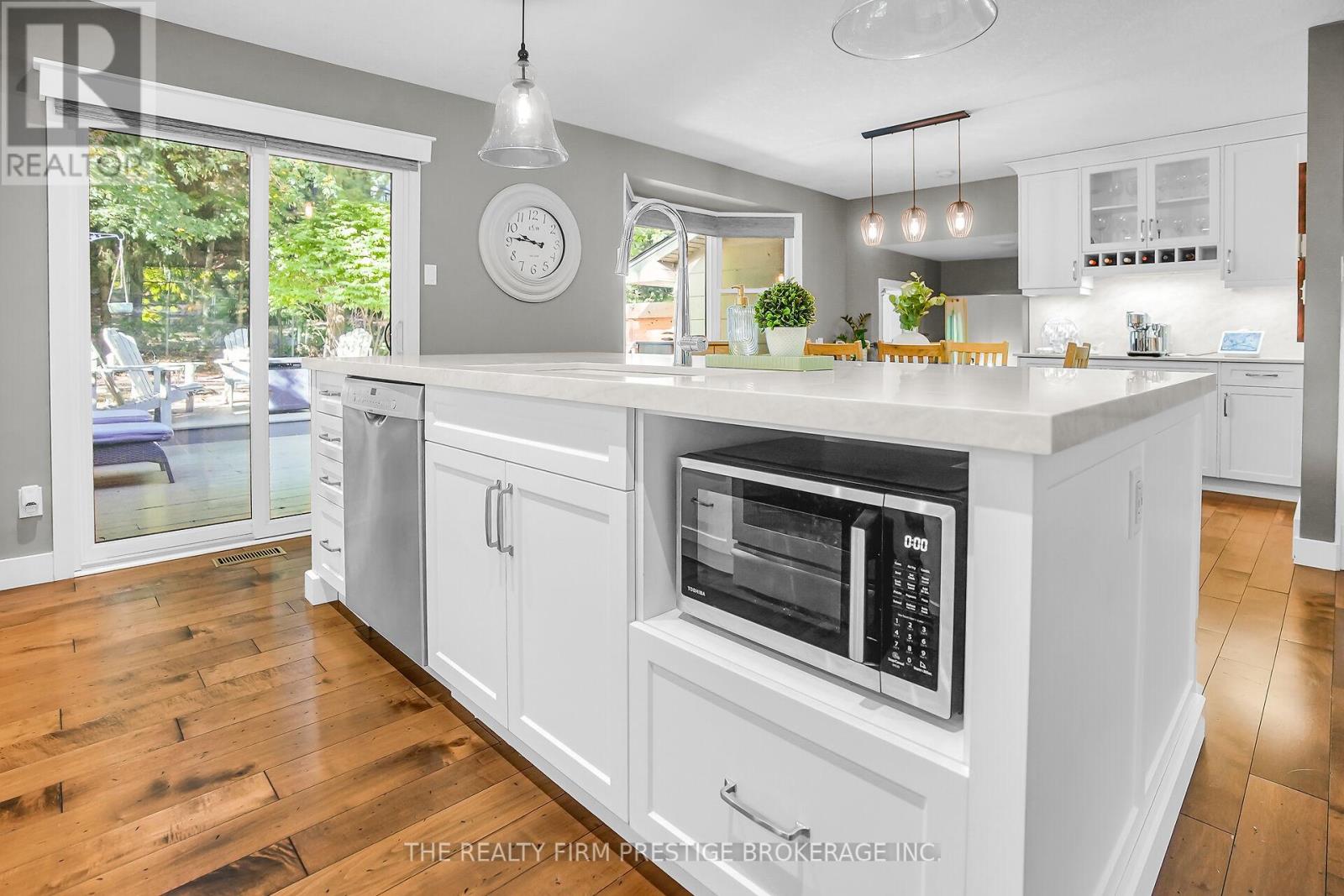 15 Rockford Crescent, London South, Ontario  N6K 3B5 - Photo 7 - X12438824
