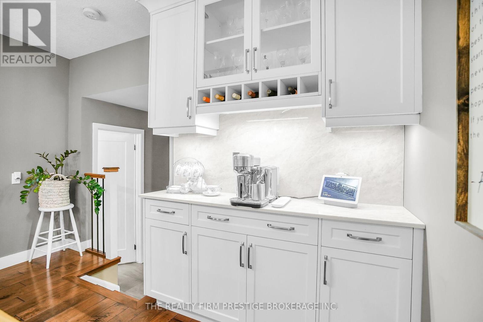15 Rockford Crescent, London South, Ontario  N6K 3B5 - Photo 9 - X12438824