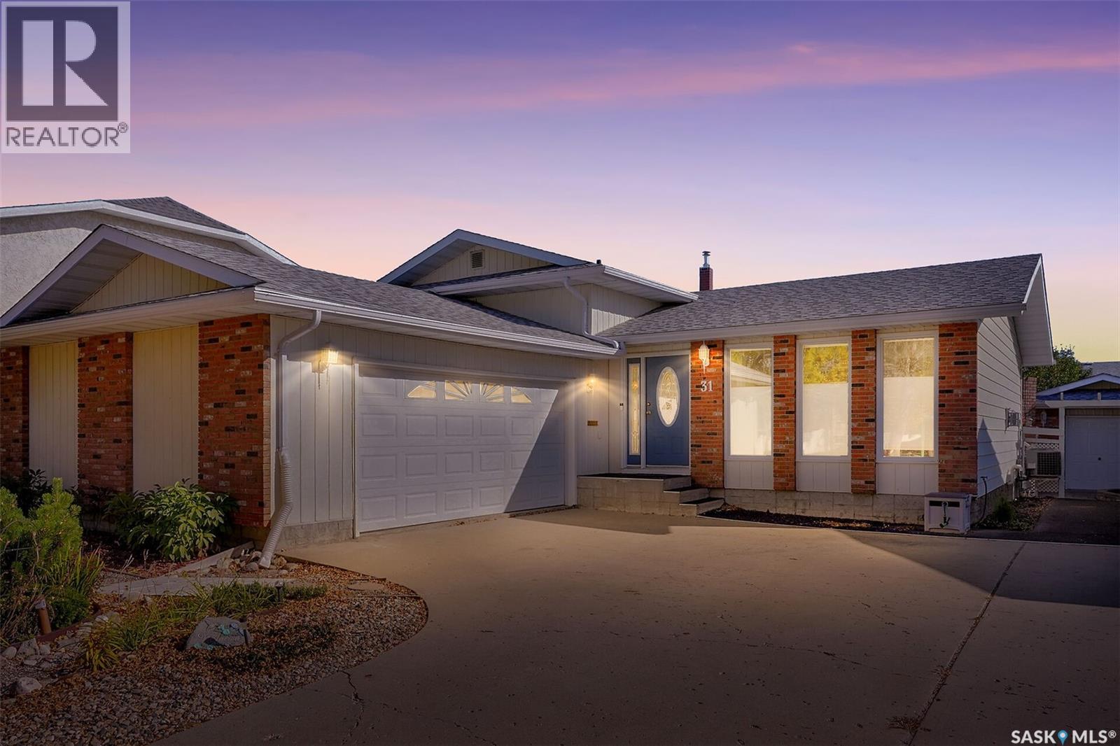 31 University Park Drive, Regina, Saskatchewan  S4V 0E1 - Photo 2 - SK019917