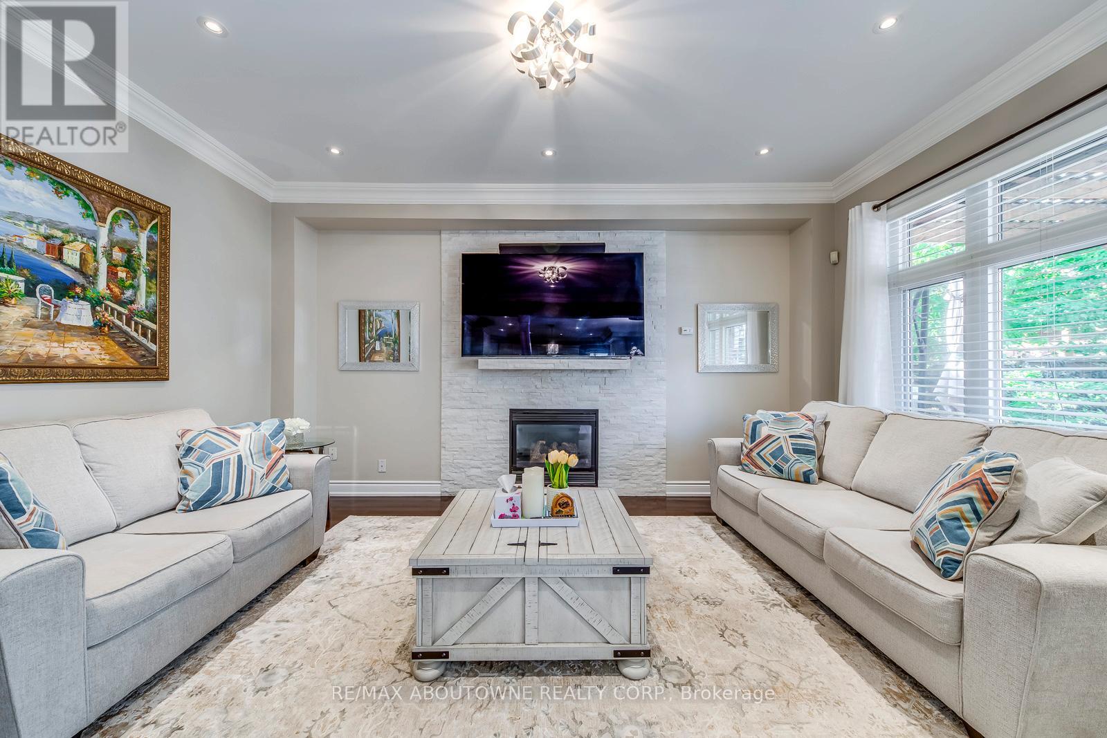 2270 Gladacres Lane, Oakville, Ontario  L6M 0G3 - Photo 11 - W12438282
