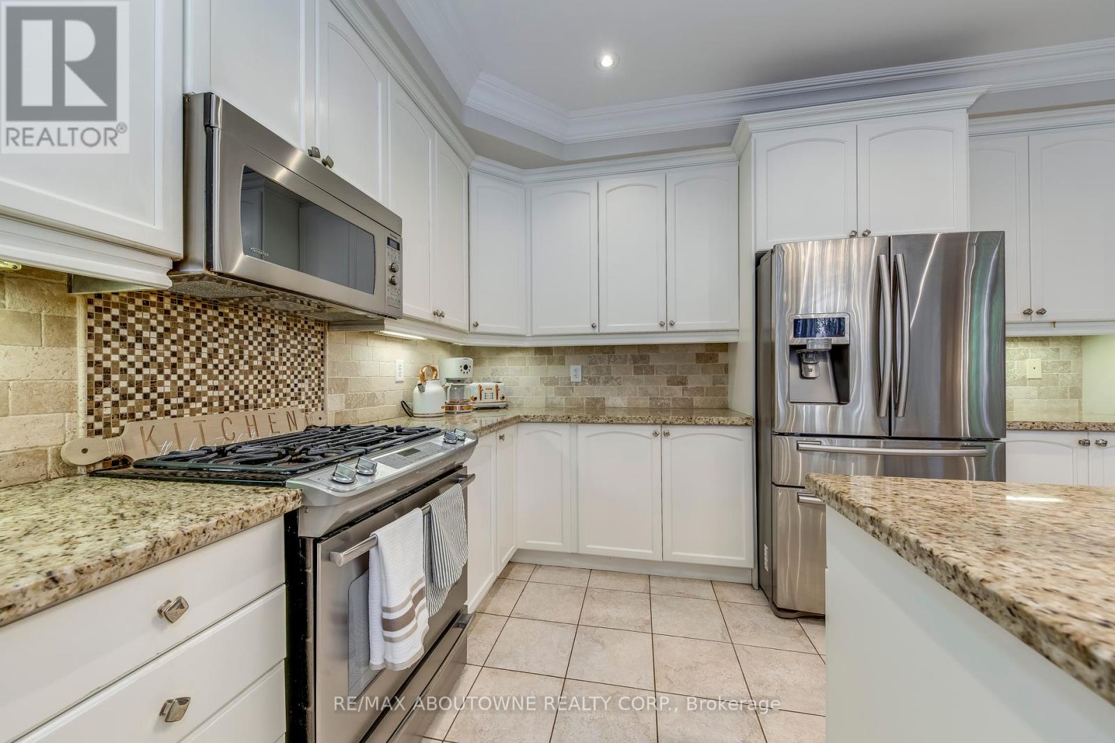 2270 Gladacres Lane, Oakville, Ontario  L6M 0G3 - Photo 19 - W12438282