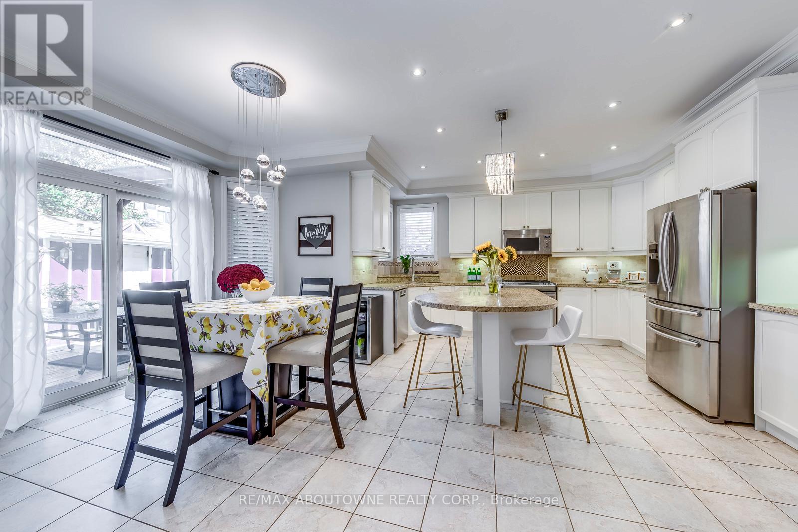 2270 Gladacres Lane, Oakville, Ontario  L6M 0G3 - Photo 15 - W12438282