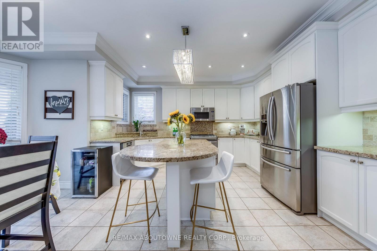 2270 Gladacres Lane, Oakville, Ontario  L6M 0G3 - Photo 17 - W12438282