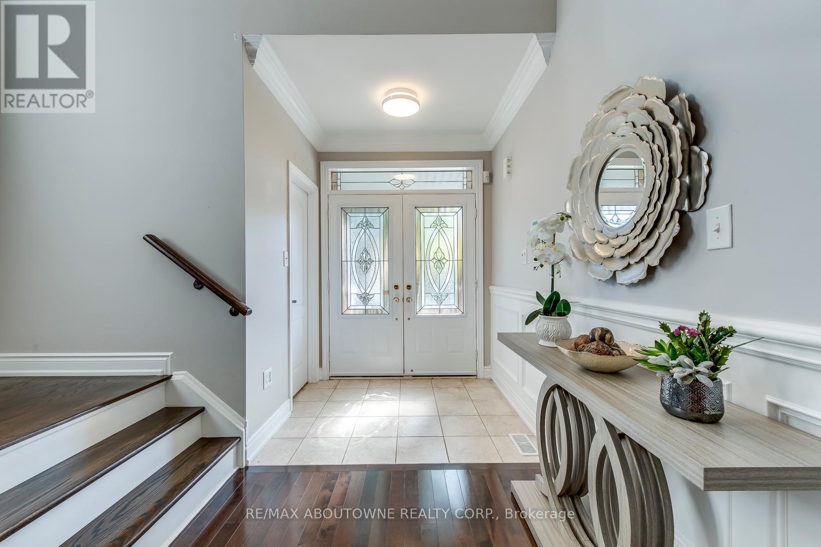 2270 Gladacres Lane, Oakville, Ontario  L6M 0G3 - Photo 3 - W12438282