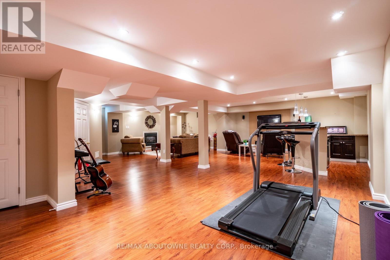 2270 Gladacres Lane, Oakville, Ontario  L6M 0G3 - Photo 41 - W12438282