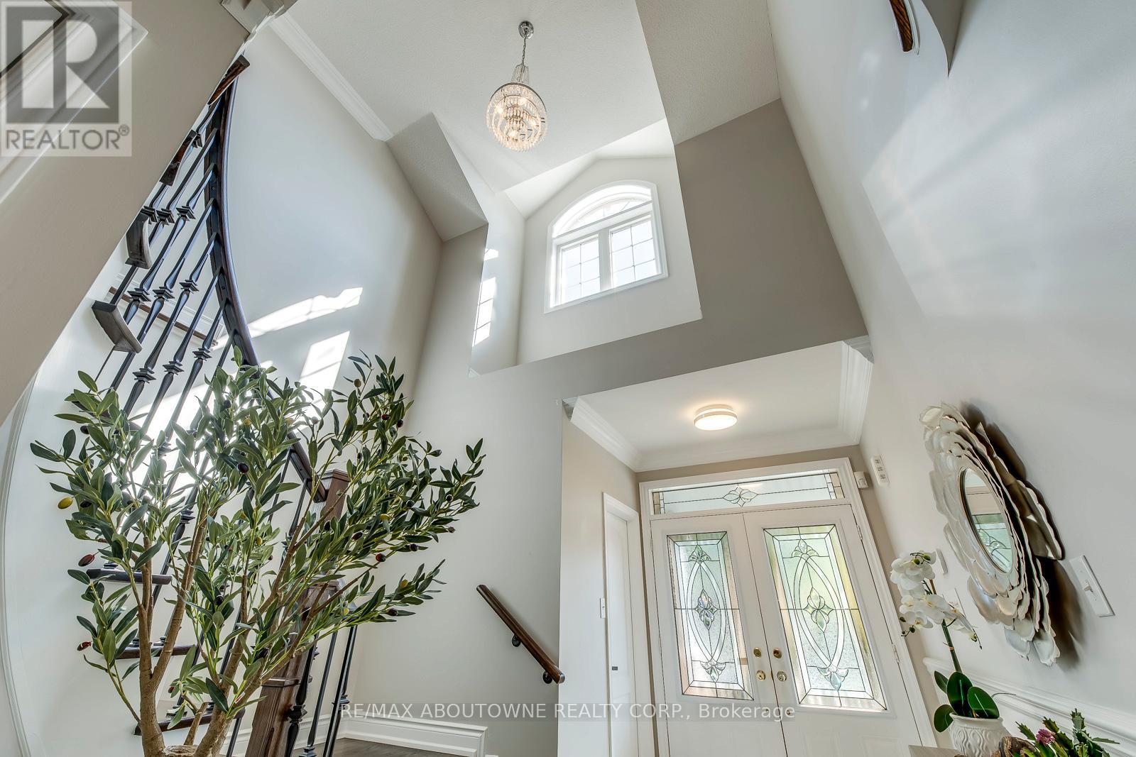 2270 Gladacres Lane, Oakville, Ontario  L6M 0G3 - Photo 4 - W12438282