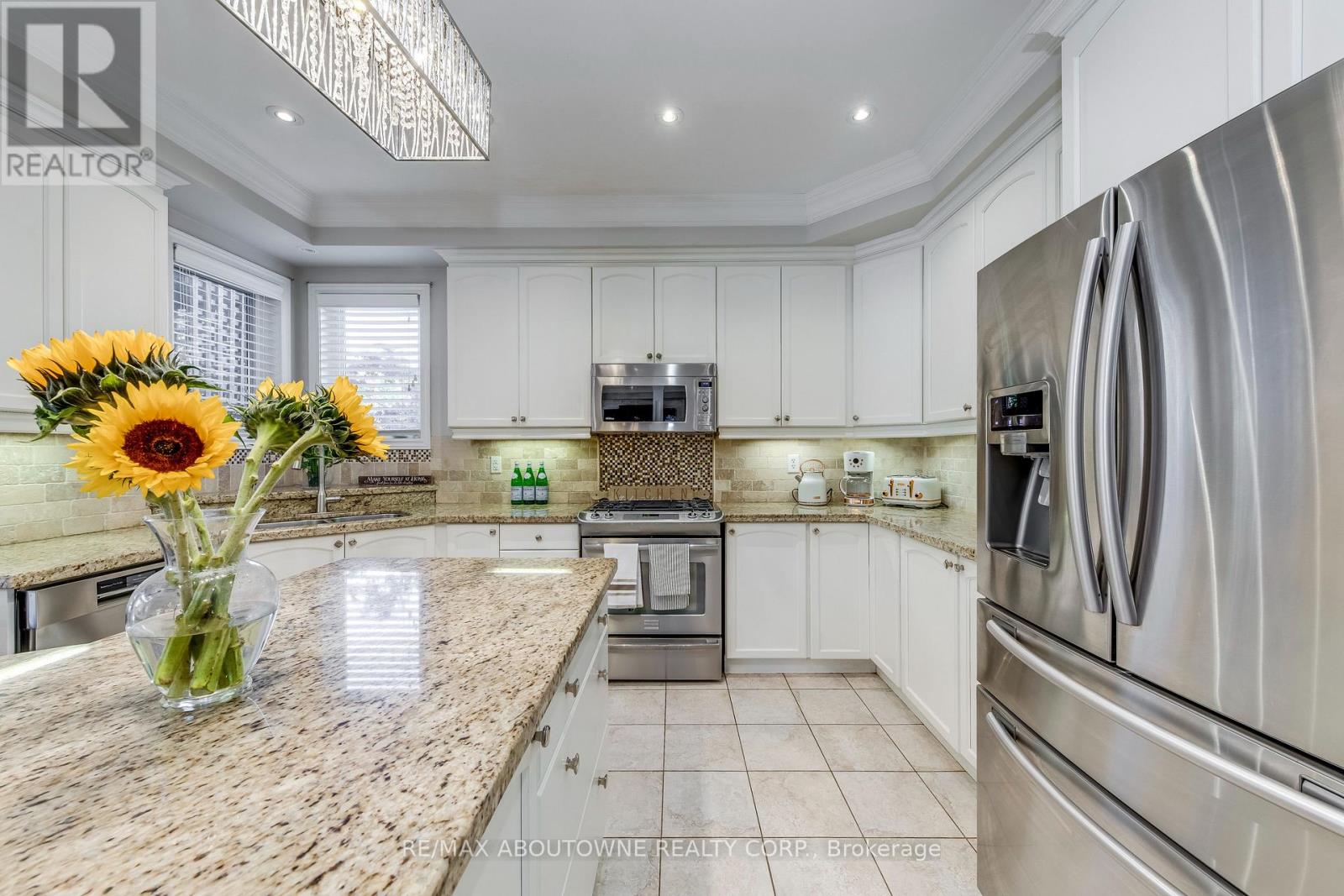 2270 Gladacres Lane, Oakville, Ontario  L6M 0G3 - Photo 18 - W12438282