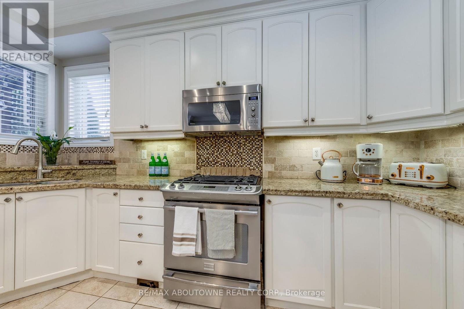 2270 Gladacres Lane, Oakville, Ontario  L6M 0G3 - Photo 21 - W12438282