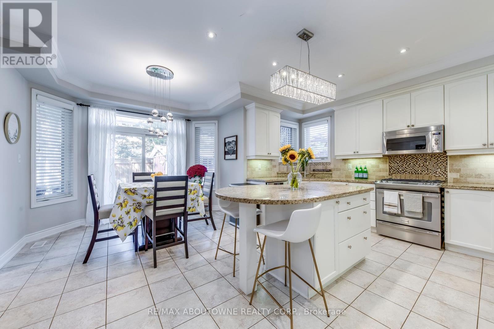 2270 Gladacres Lane, Oakville, Ontario  L6M 0G3 - Photo 16 - W12438282