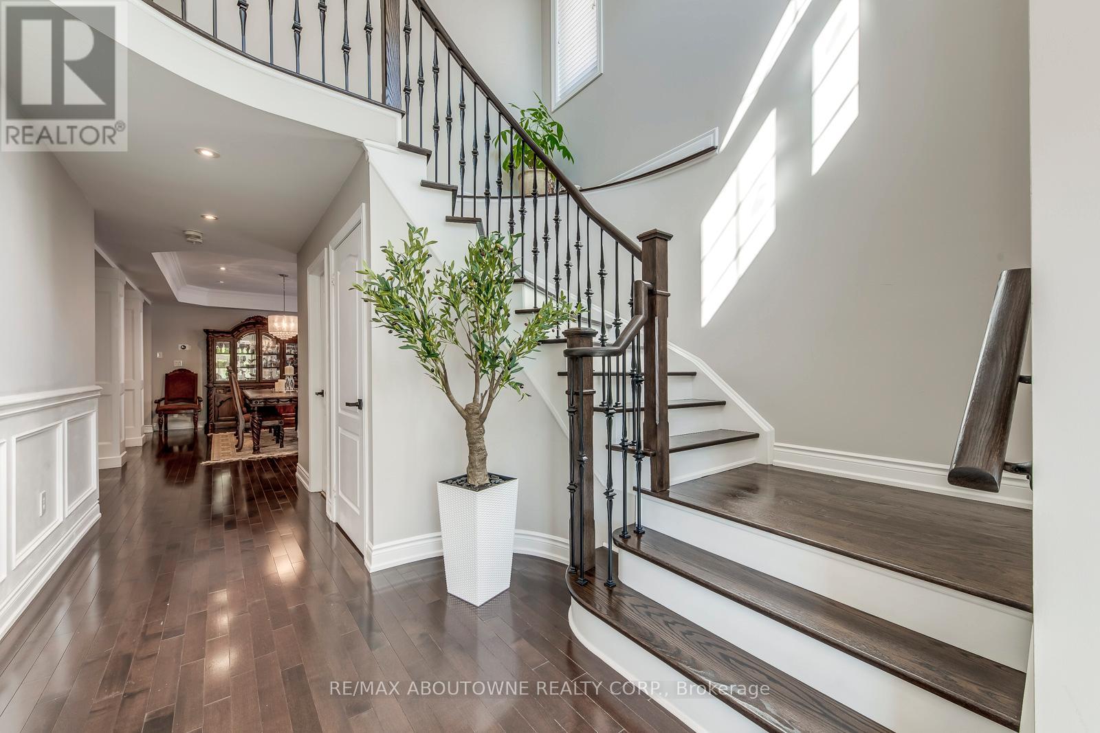 2270 Gladacres Lane, Oakville, Ontario  L6M 0G3 - Photo 5 - W12438282