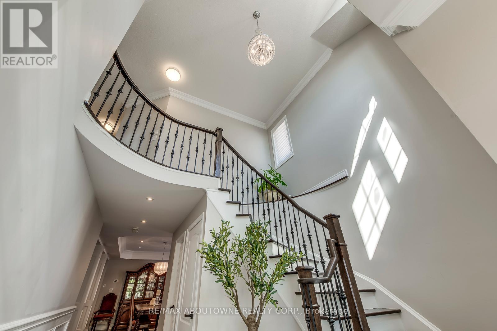 2270 Gladacres Lane, Oakville, Ontario  L6M 0G3 - Photo 6 - W12438282
