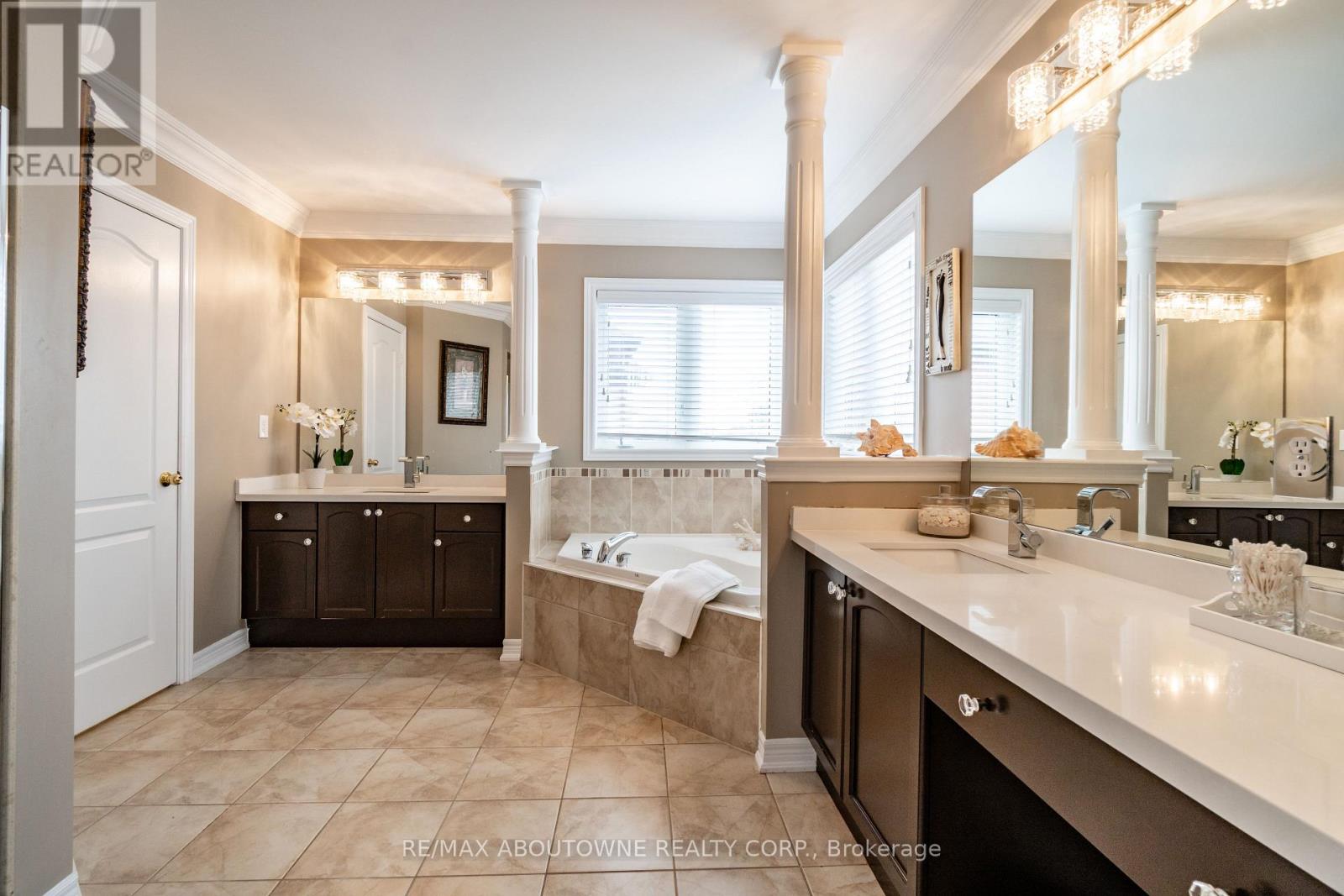 2270 Gladacres Lane, Oakville, Ontario  L6M 0G3 - Photo 28 - W12438282