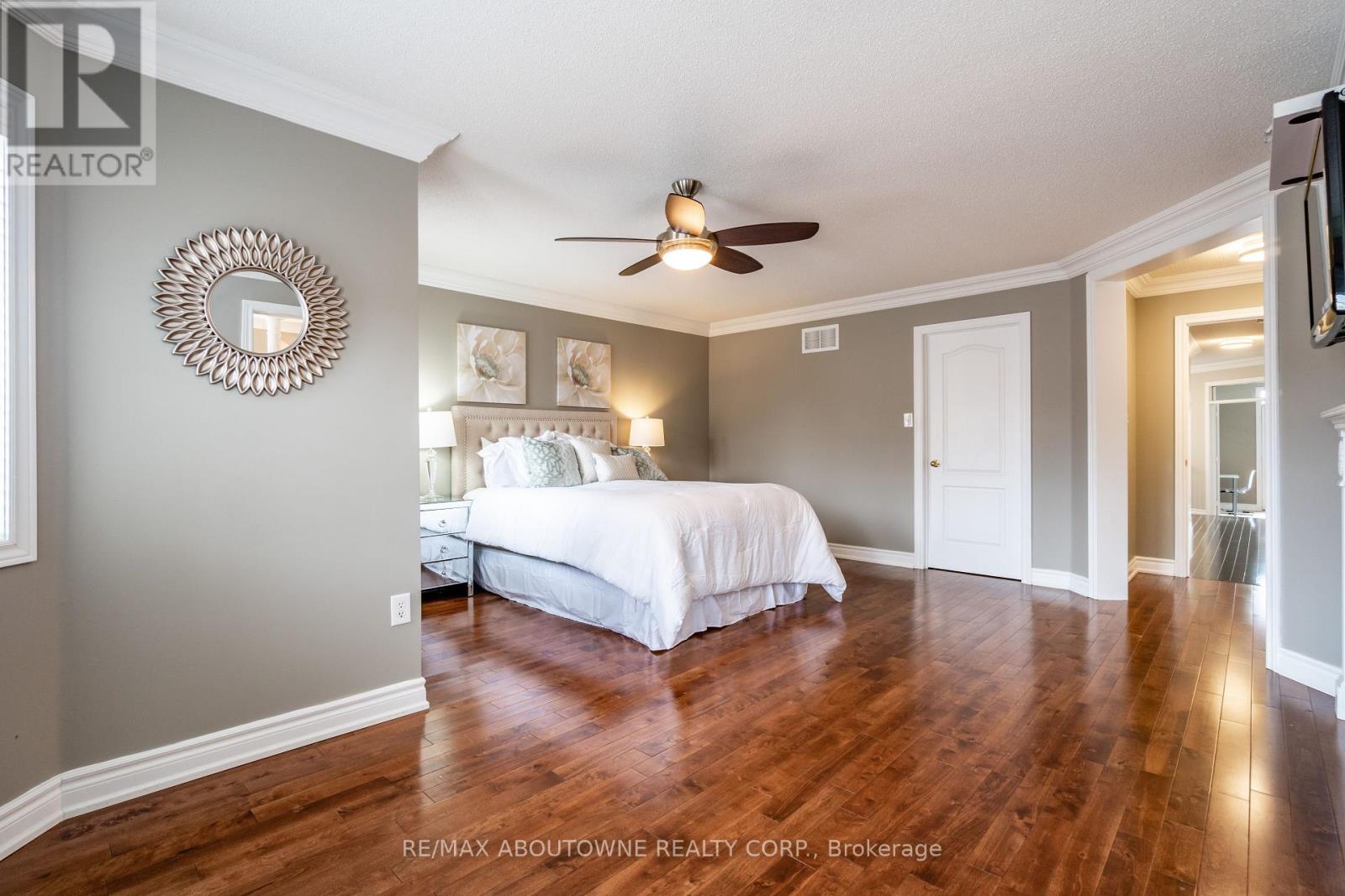 2270 Gladacres Lane, Oakville, Ontario  L6M 0G3 - Photo 34 - W12438282