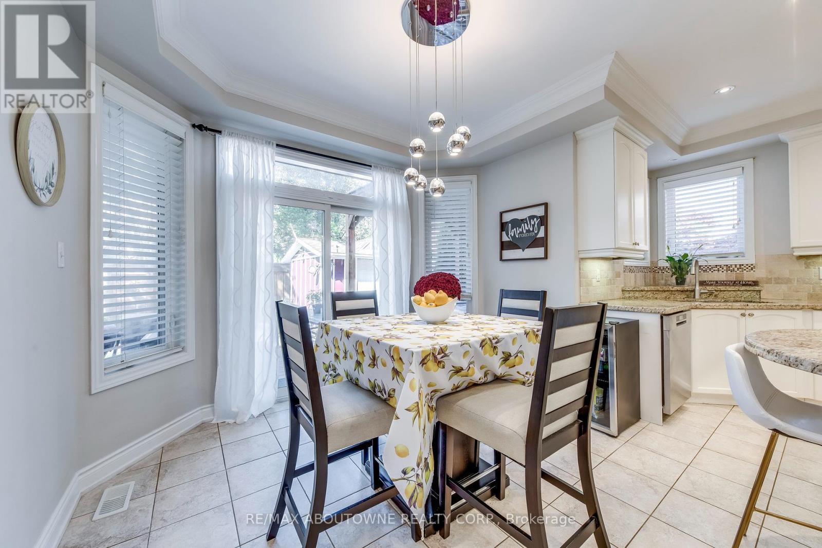 2270 Gladacres Lane, Oakville, Ontario  L6M 0G3 - Photo 25 - W12438282