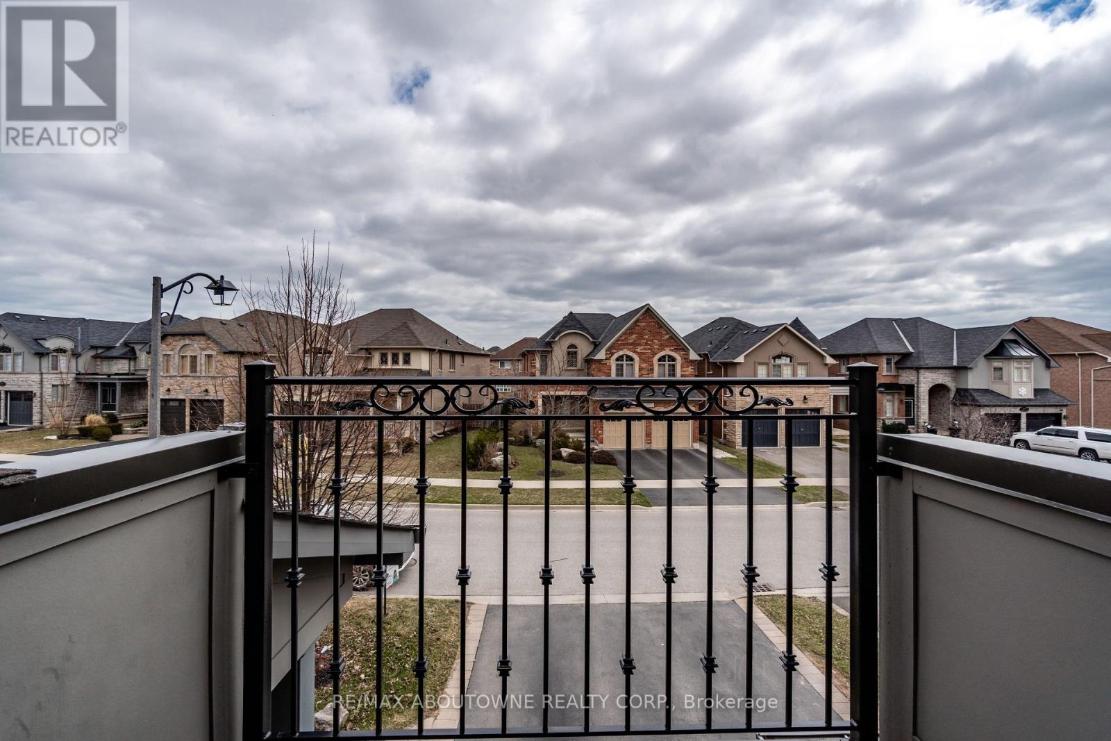 2270 Gladacres Lane, Oakville, Ontario  L6M 0G3 - Photo 26 - W12438282