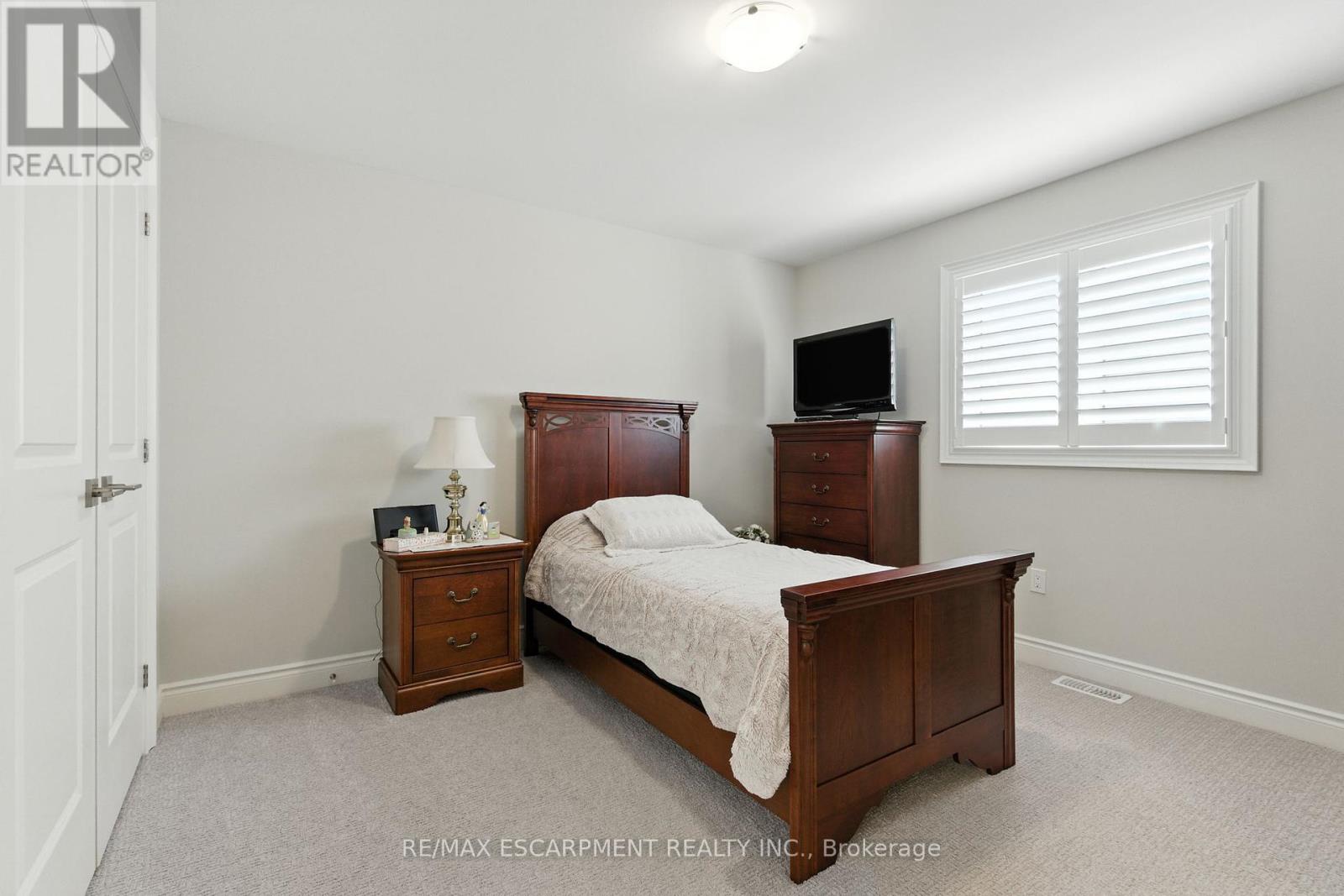 15 Robarts Drive, Hamilton, Ontario  L9K 0H6 - Photo 29 - X12438154