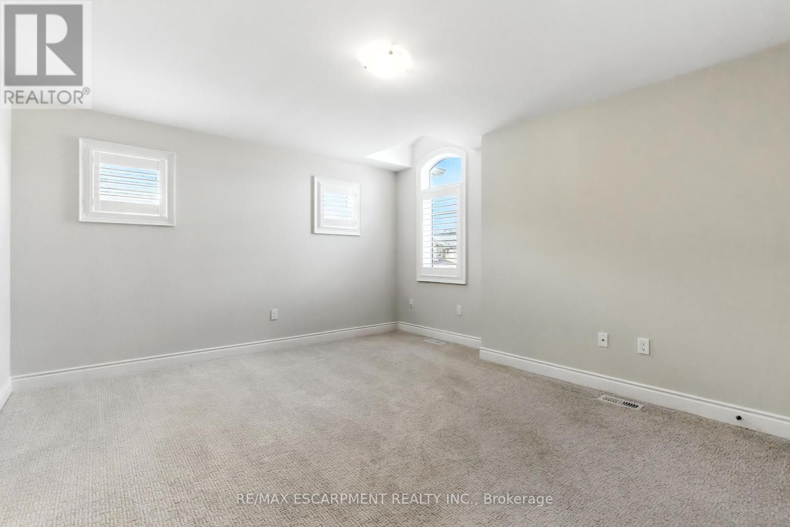 15 Robarts Drive, Hamilton, Ontario  L9K 0H6 - Photo 25 - X12438154
