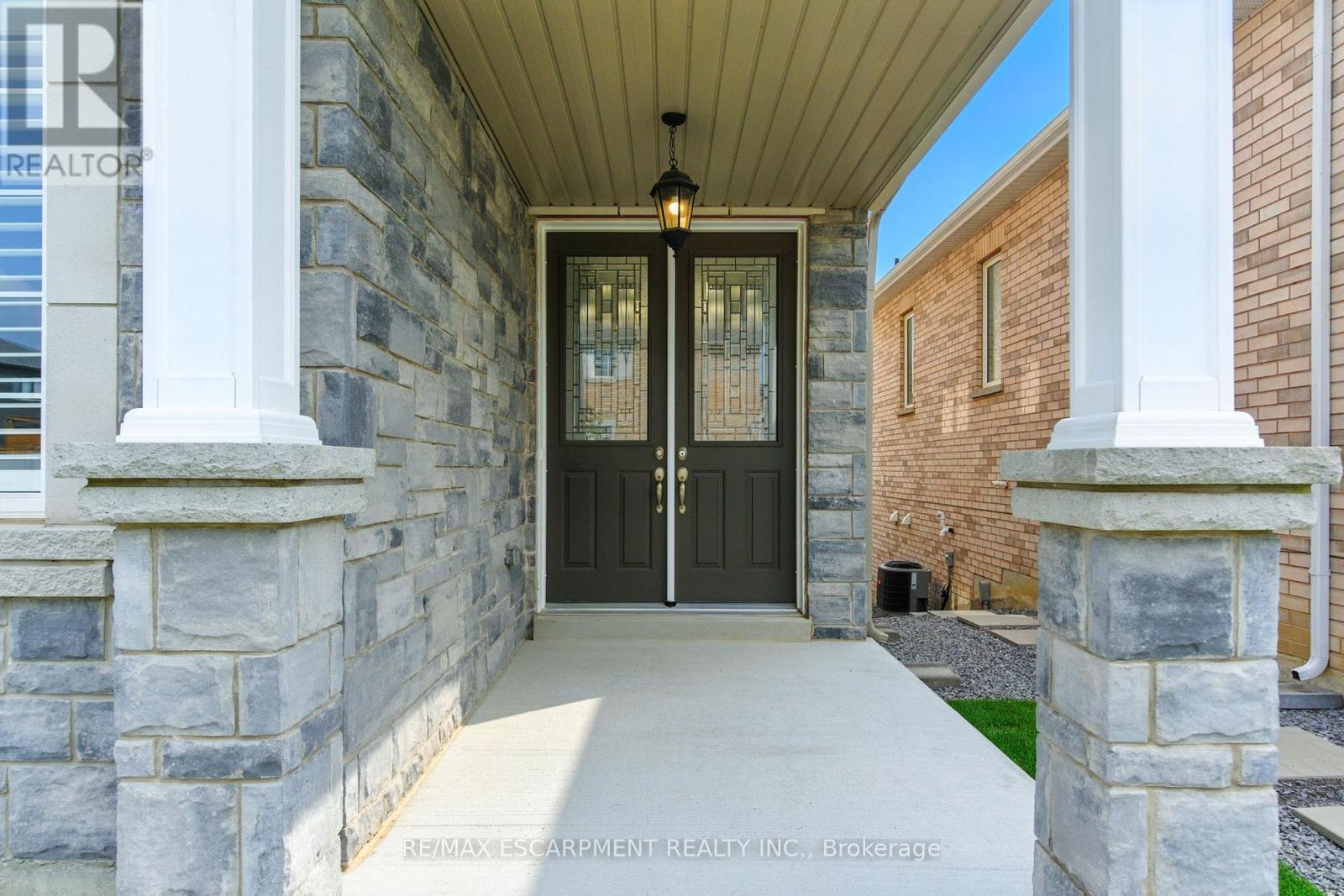 15 Robarts Drive, Hamilton, Ontario  L9K 0H6 - Photo 2 - X12438154