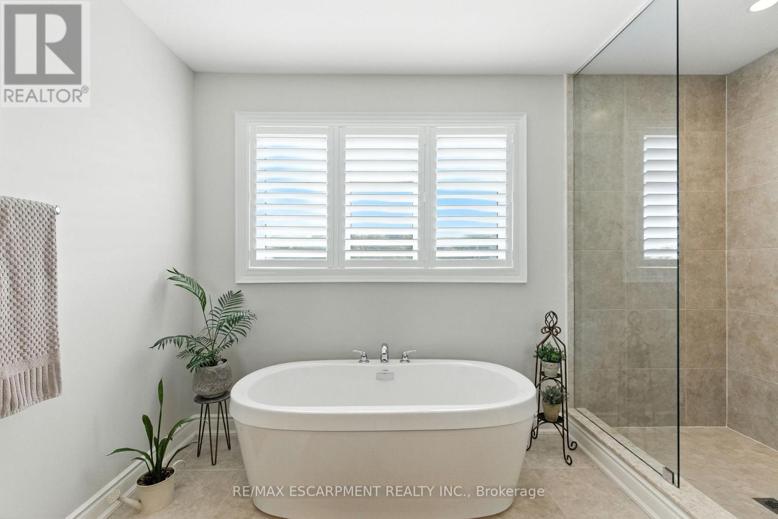 15 Robarts Drive, Hamilton, Ontario  L9K 0H6 - Photo 36 - X12438154