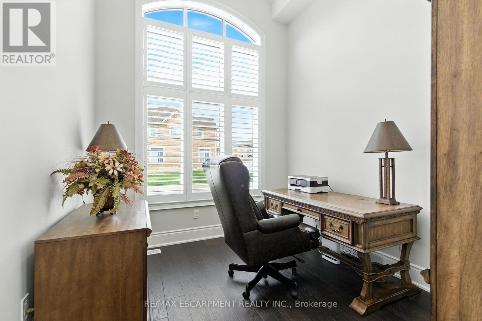 15 Robarts Drive, Hamilton, Ontario  L9K 0H6 - Photo 4 - X12438154