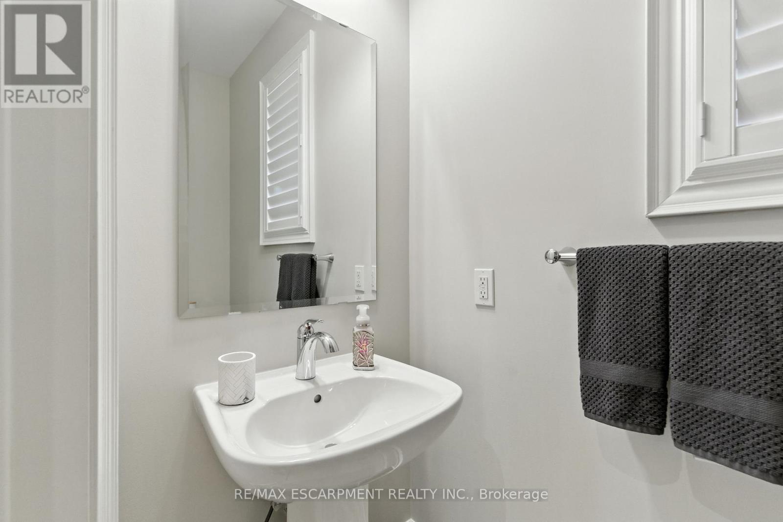 15 Robarts Drive, Hamilton, Ontario  L9K 0H6 - Photo 17 - X12438154