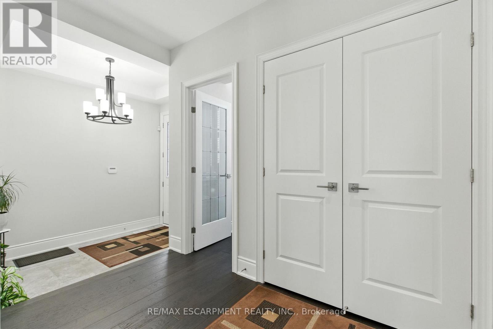 15 Robarts Drive, Hamilton, Ontario  L9K 0H6 - Photo 3 - X12438154