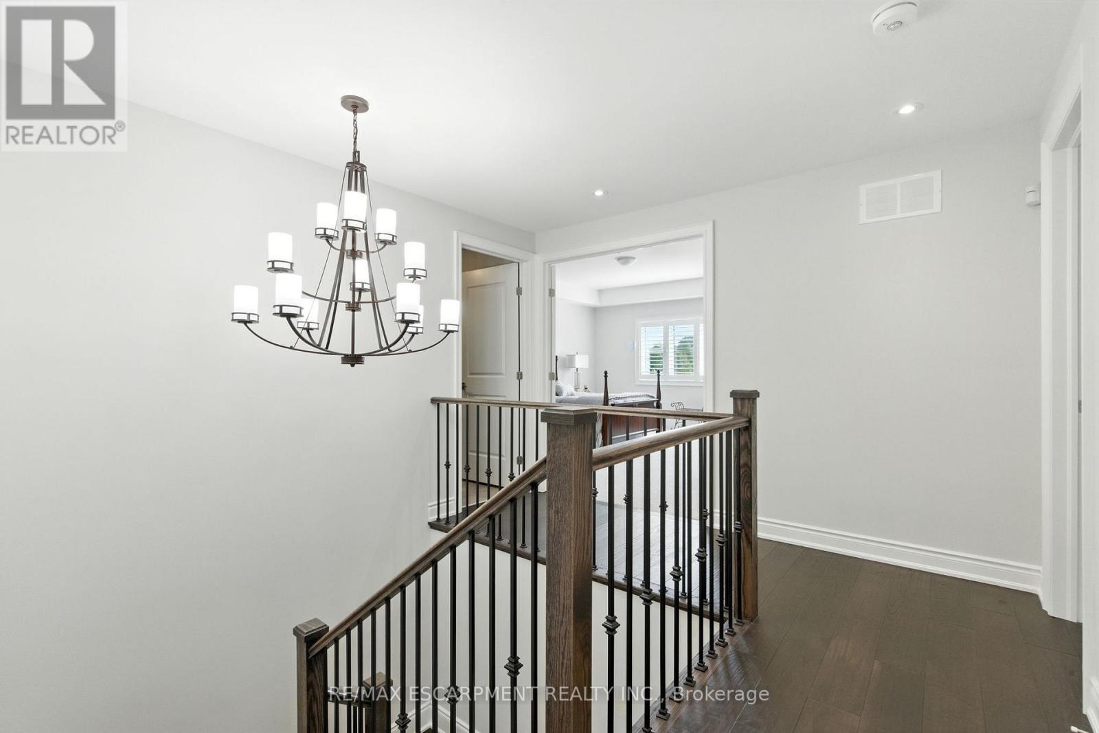 15 Robarts Drive, Hamilton, Ontario  L9K 0H6 - Photo 19 - X12438154
