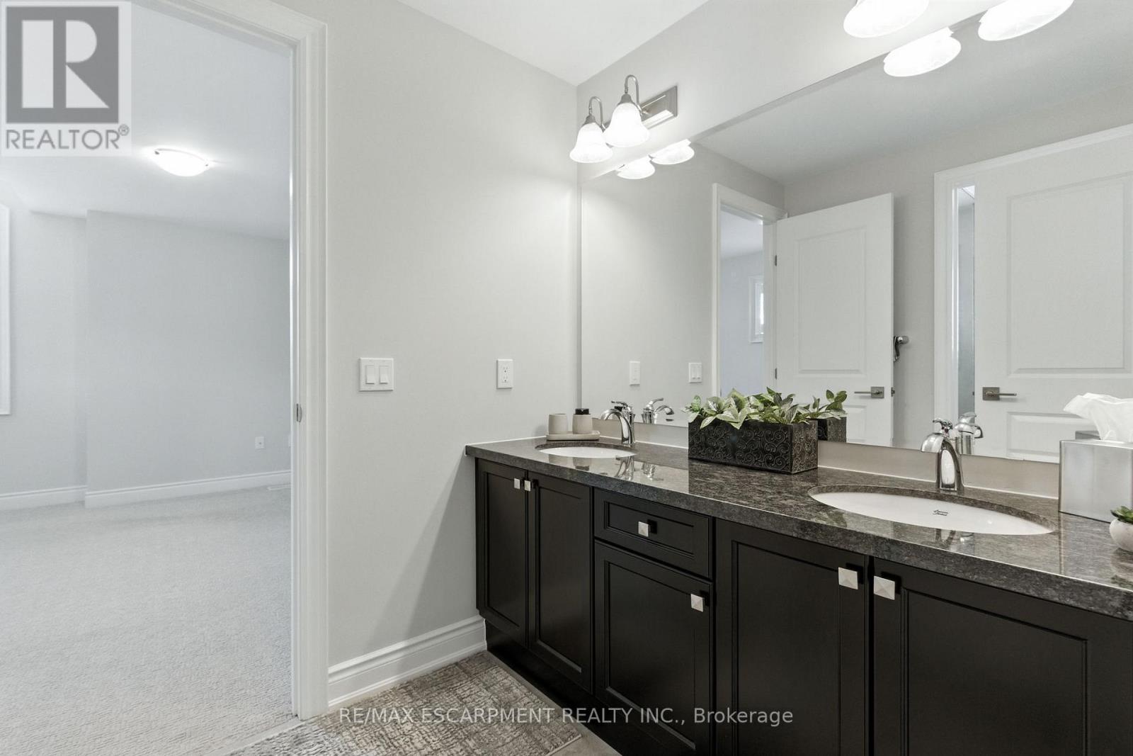 15 Robarts Drive, Hamilton, Ontario  L9K 0H6 - Photo 27 - X12438154