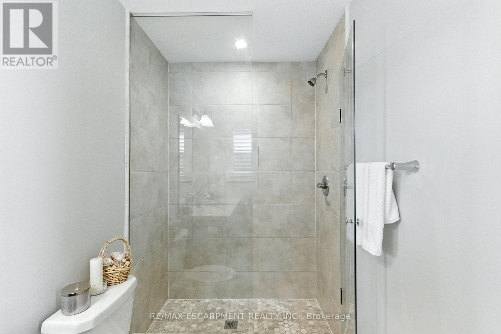 15 Robarts Drive, Hamilton, Ontario  L9K 0H6 - Photo 24 - X12438154