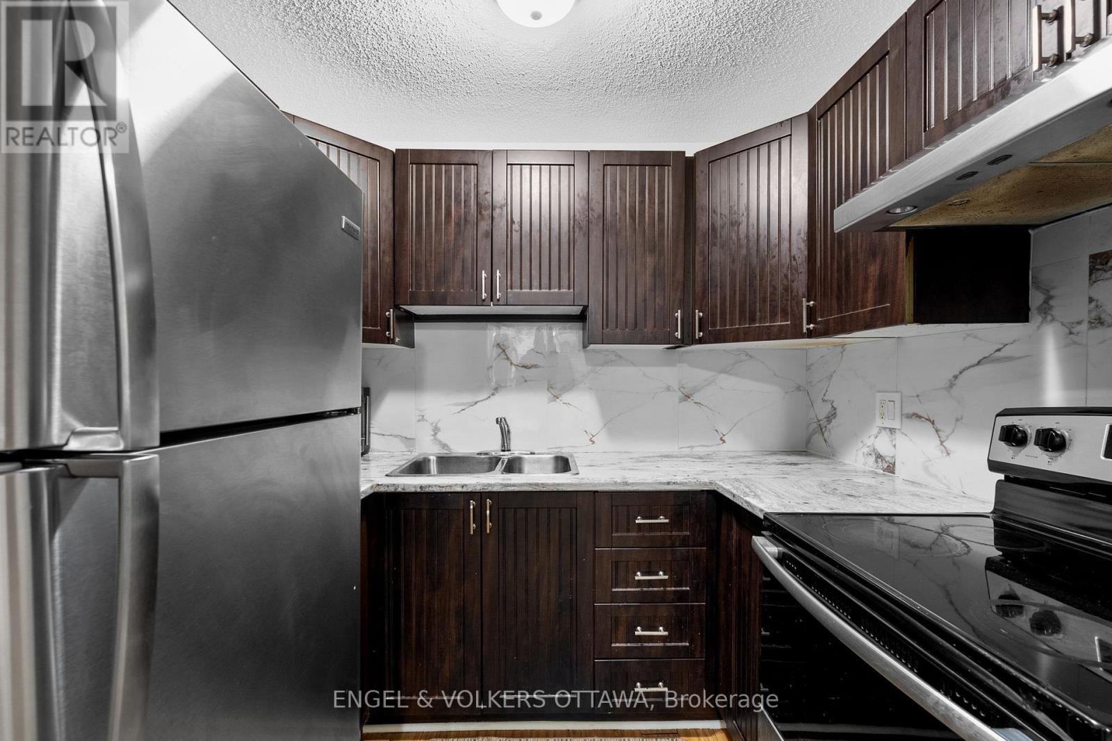 50a Sumac Street, Ottawa, Ontario  K1J 6P7 - Photo 4 - X12442593