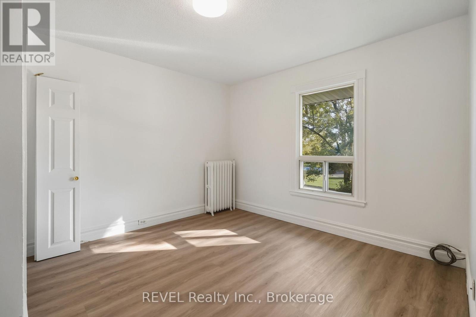 21 Plymonth Road, Welland (Lincoln/crowland), Ontario  L3B 3C4 - Photo 10 - X12442547