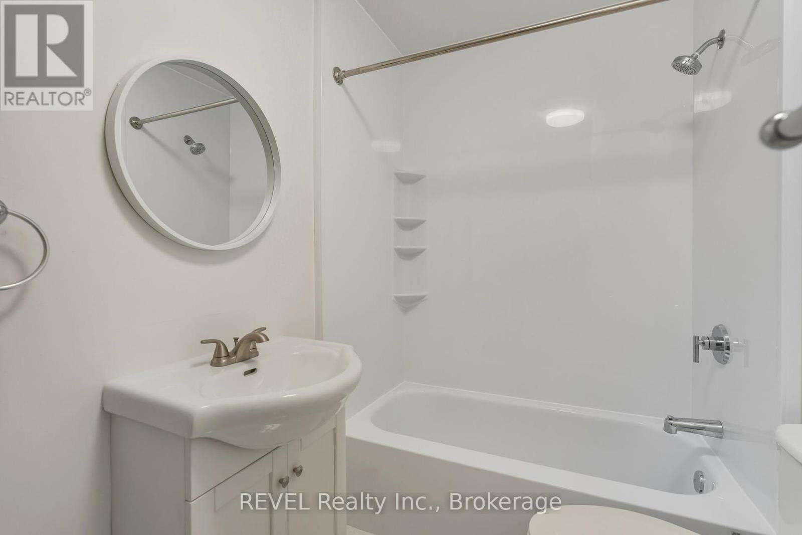 21 Plymonth Road, Welland (Lincoln/crowland), Ontario  L3B 3C4 - Photo 11 - X12442547