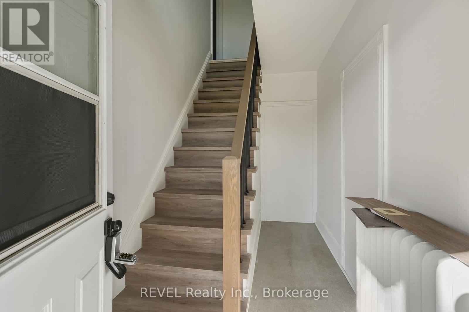 21 Plymonth Road, Welland (Lincoln/crowland), Ontario  L3B 3C4 - Photo 2 - X12442547