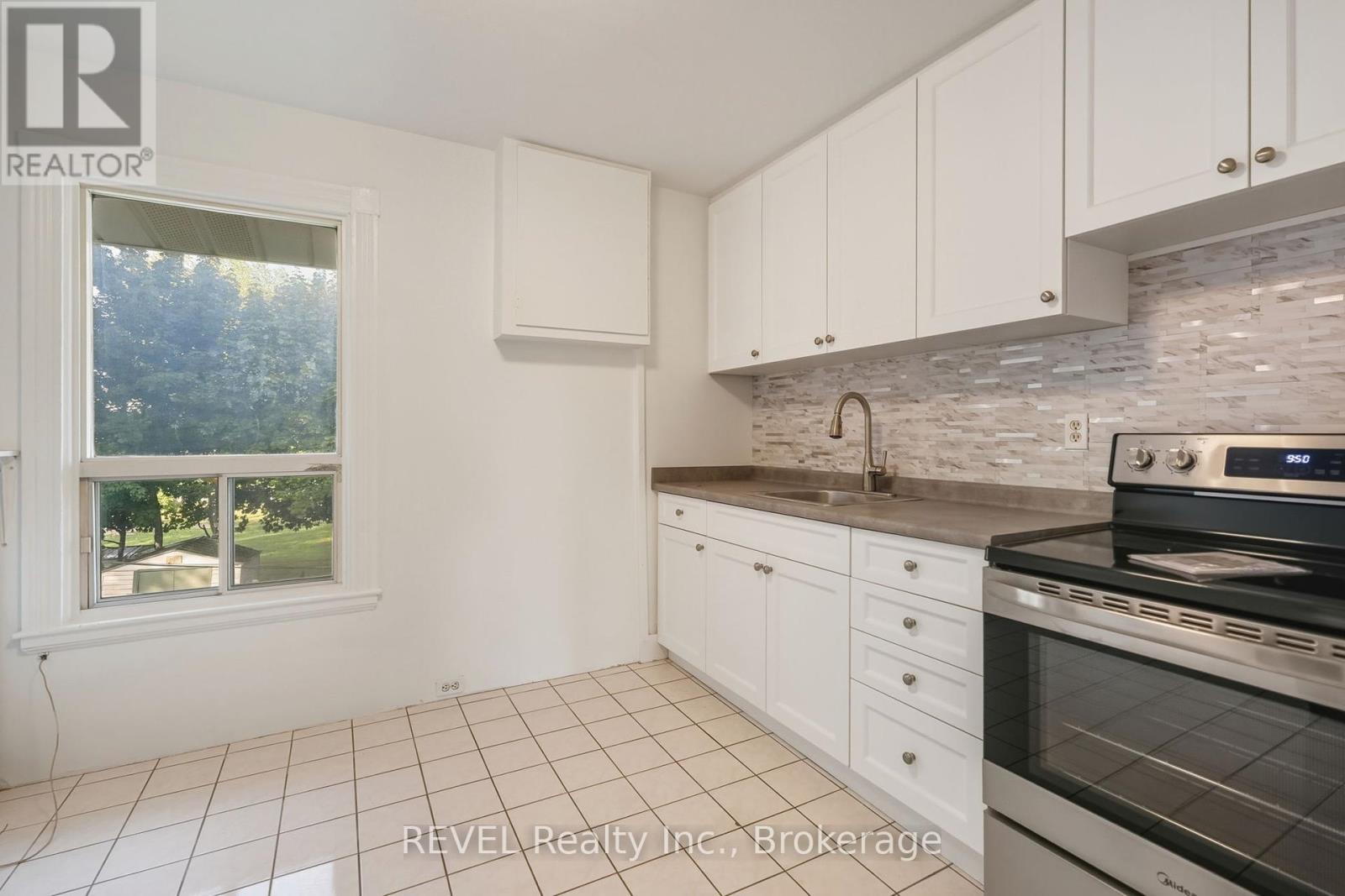 21 Plymonth Road, Welland (Lincoln/crowland), Ontario  L3B 3C4 - Photo 3 - X12442547