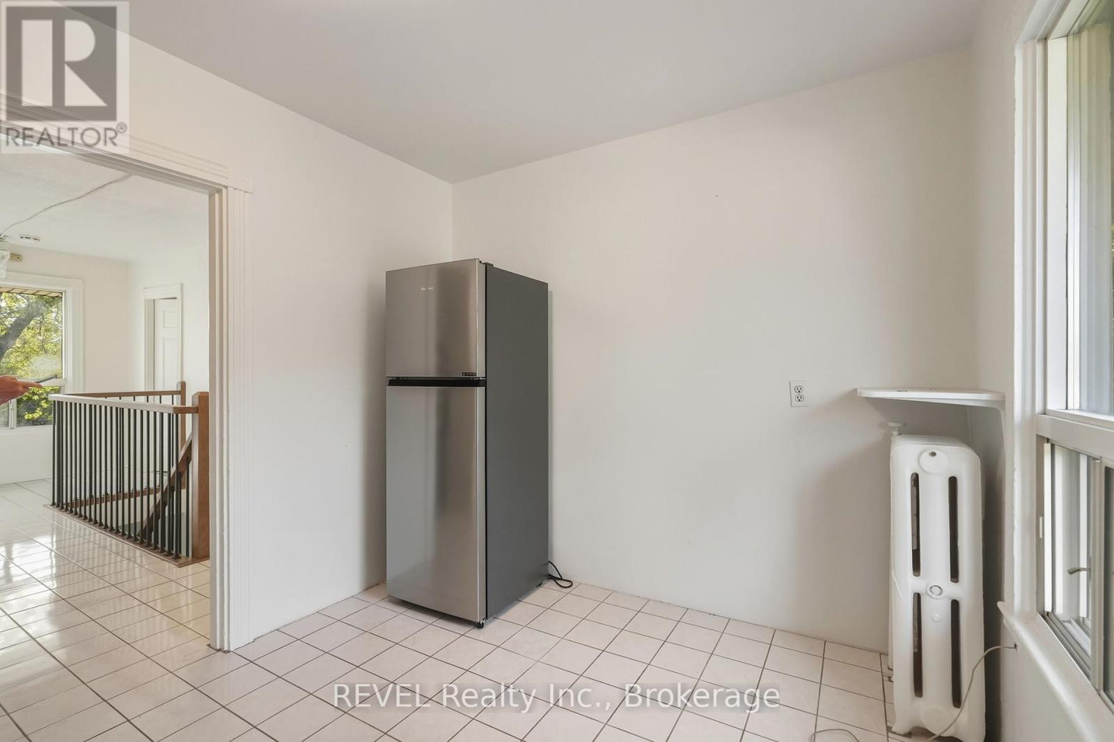 21 Plymonth Road, Welland (Lincoln/crowland), Ontario  L3B 3C4 - Photo 4 - X12442547