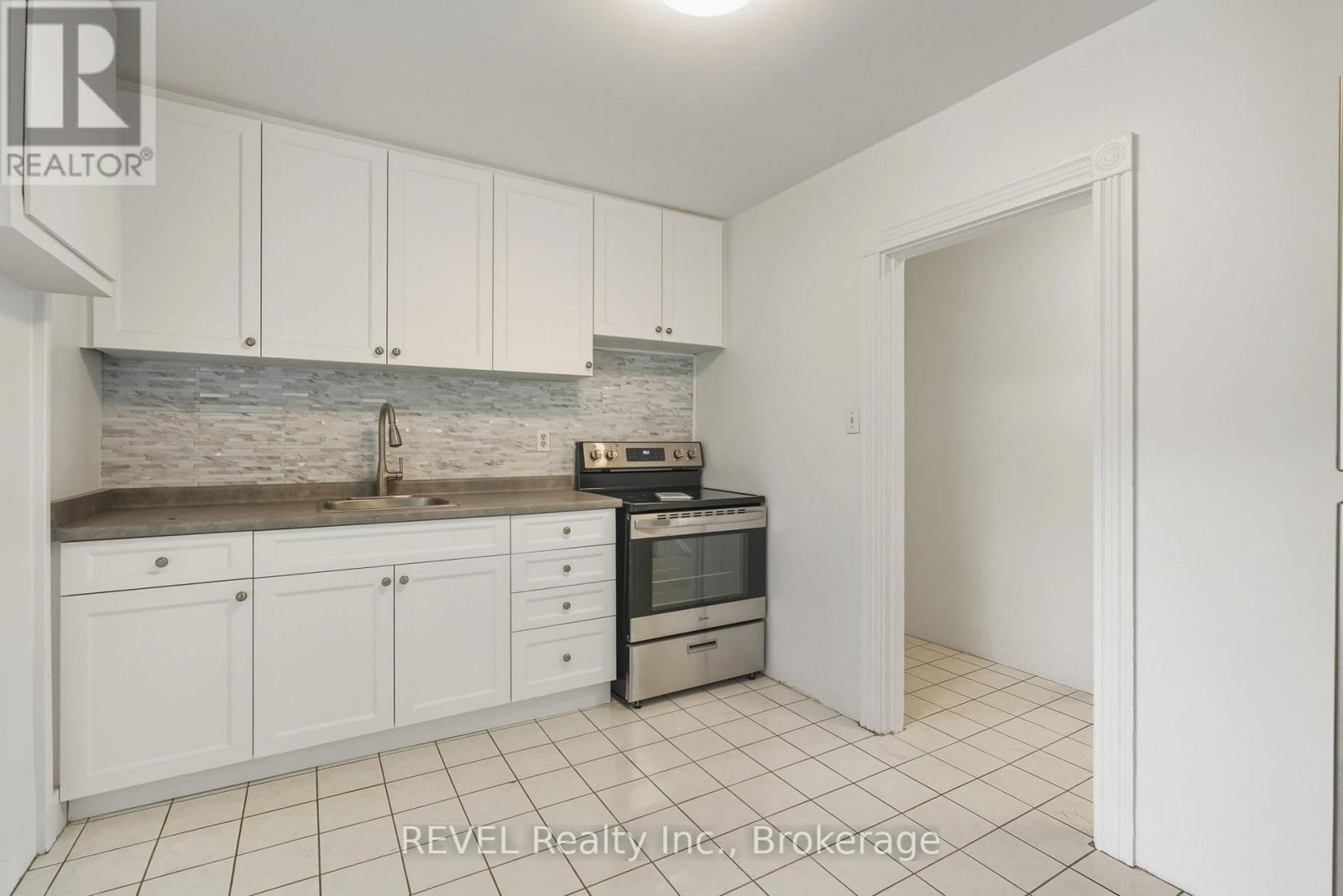 21 Plymonth Road, Welland (Lincoln/crowland), Ontario  L3B 3C4 - Photo 5 - X12442547