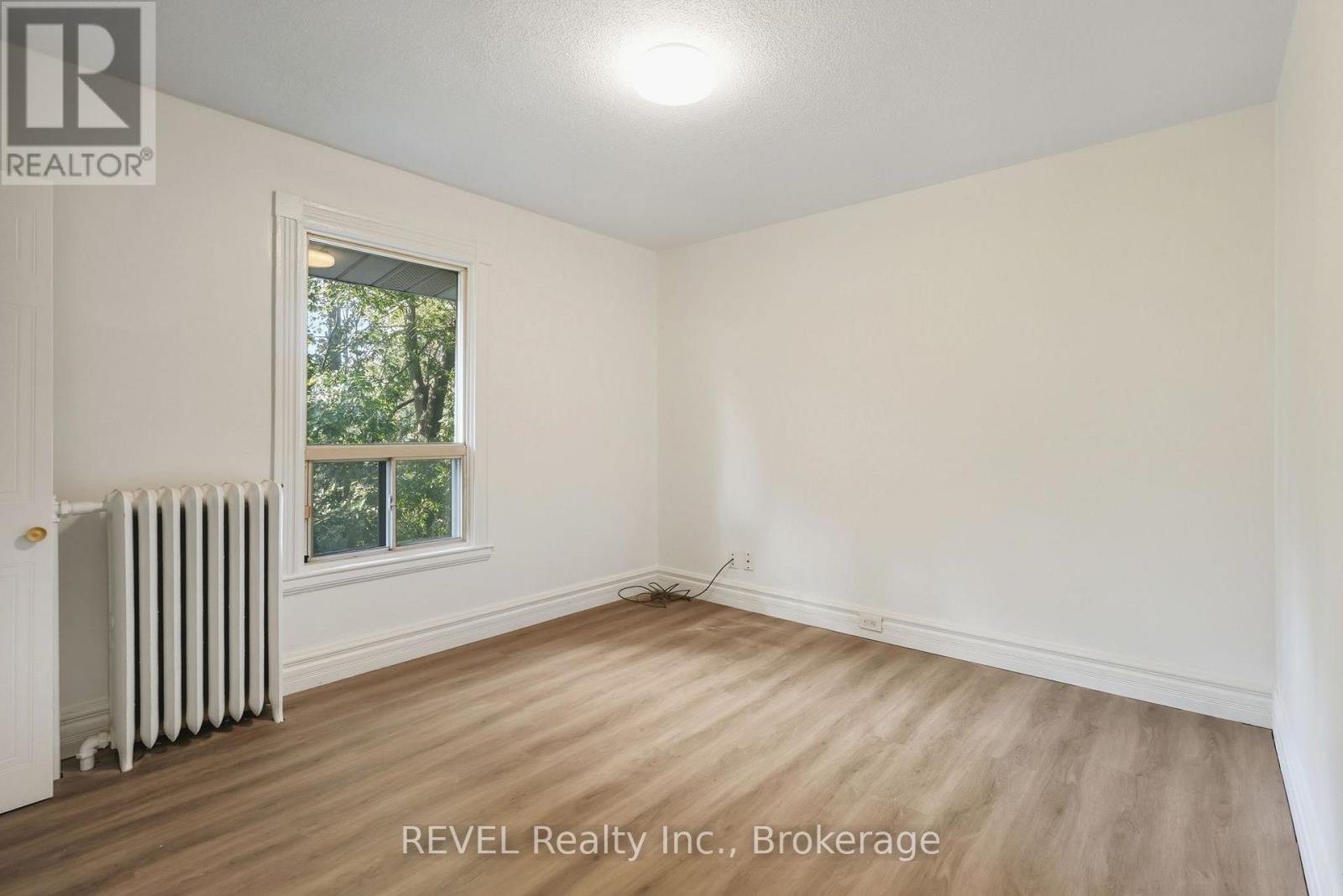 21 Plymonth Road, Welland (Lincoln/crowland), Ontario  L3B 3C4 - Photo 6 - X12442547