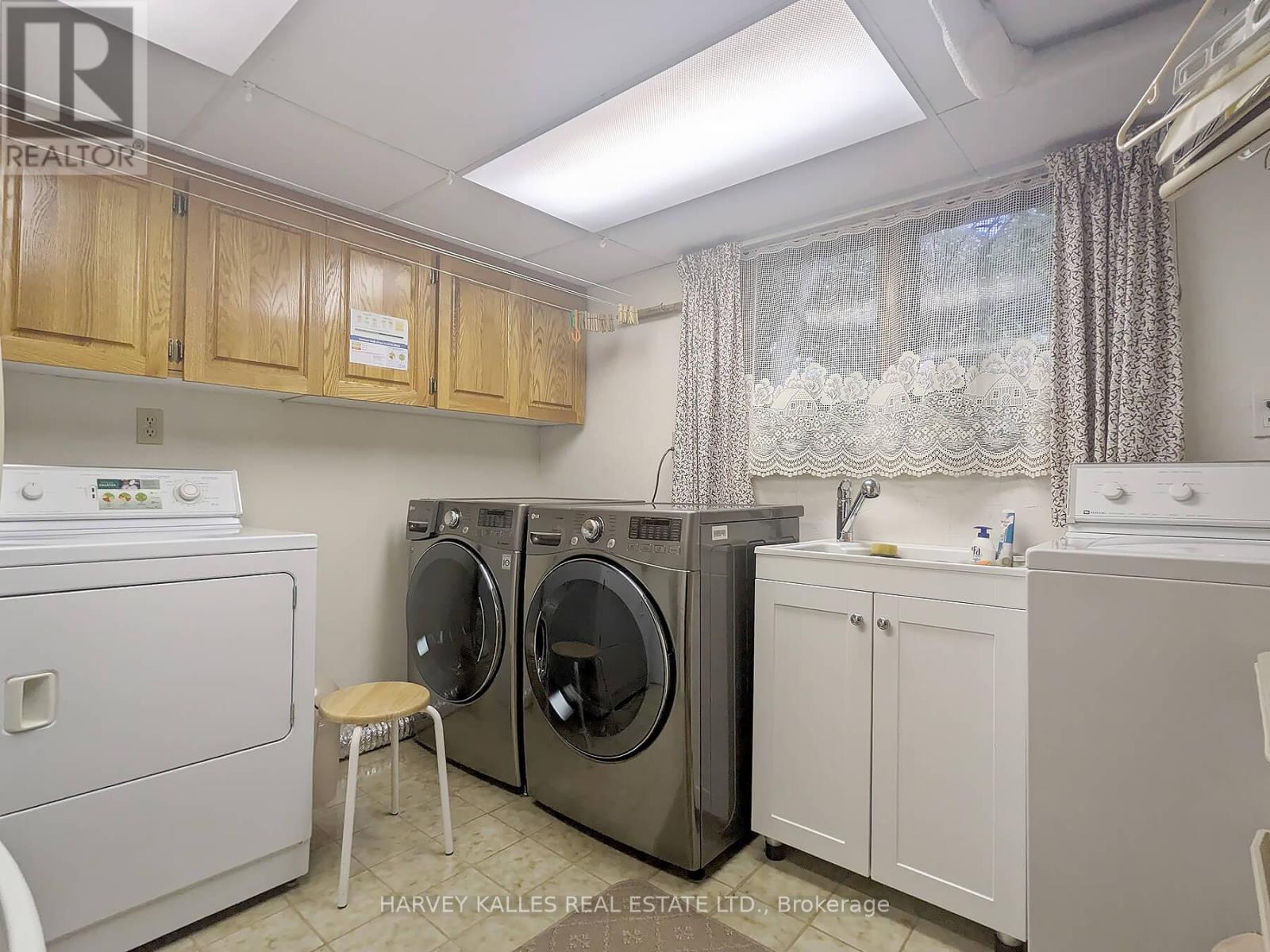 Upper - 95 Chatsworth Drive, Toronto, Ontario  M4R 1R8 - Photo 14 - C12442423